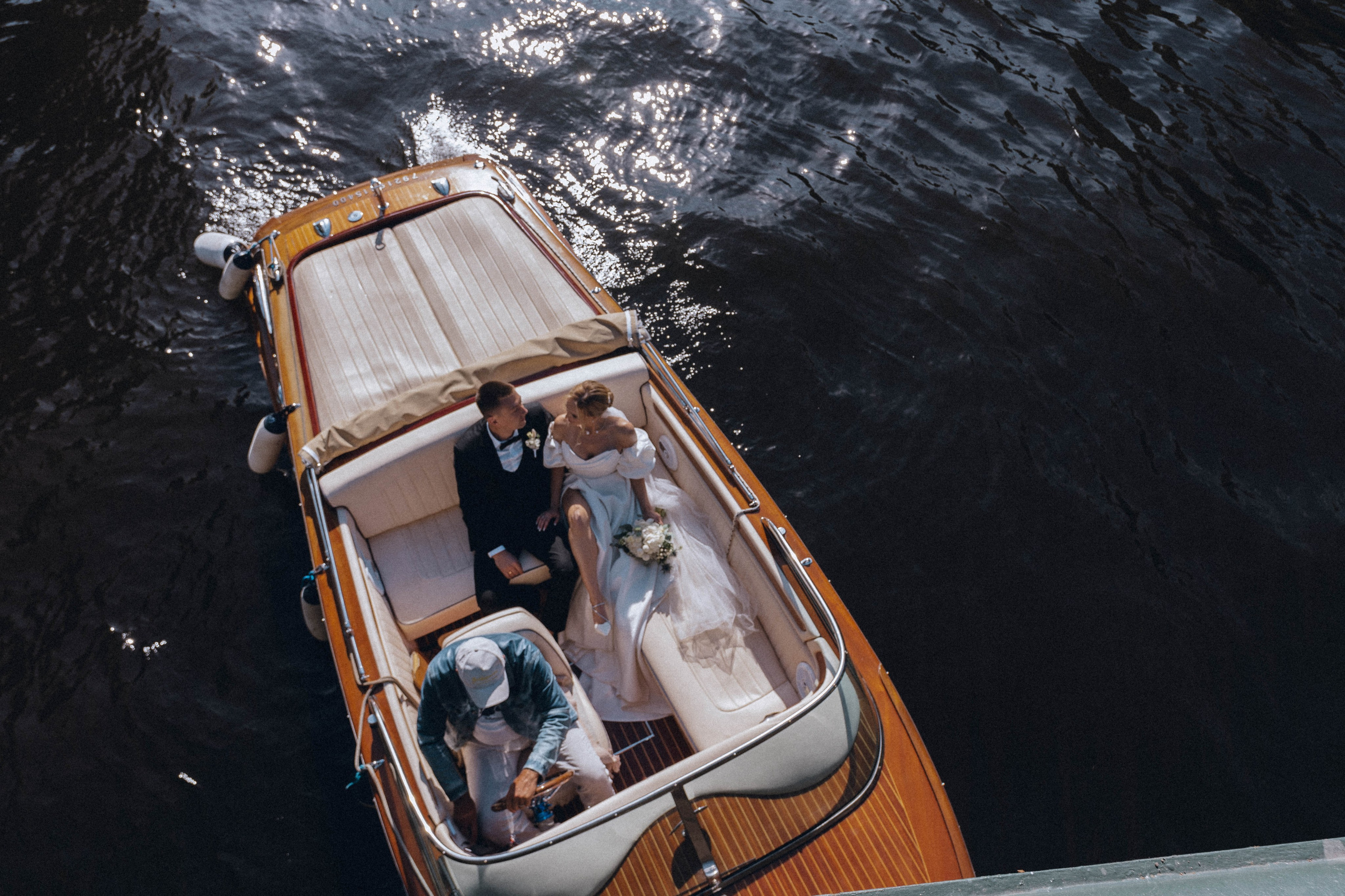 СВАДЕНБНАЯ СЬЕМКА НА КАТЕРЕ ПО КАНАЛАМ САНКТ-ПЕТЕРБУРГА И В АКВАТОРИИ НЕВЫ. Профессиональный фотограф, Санкт-Петербург — Виктория Богомолова