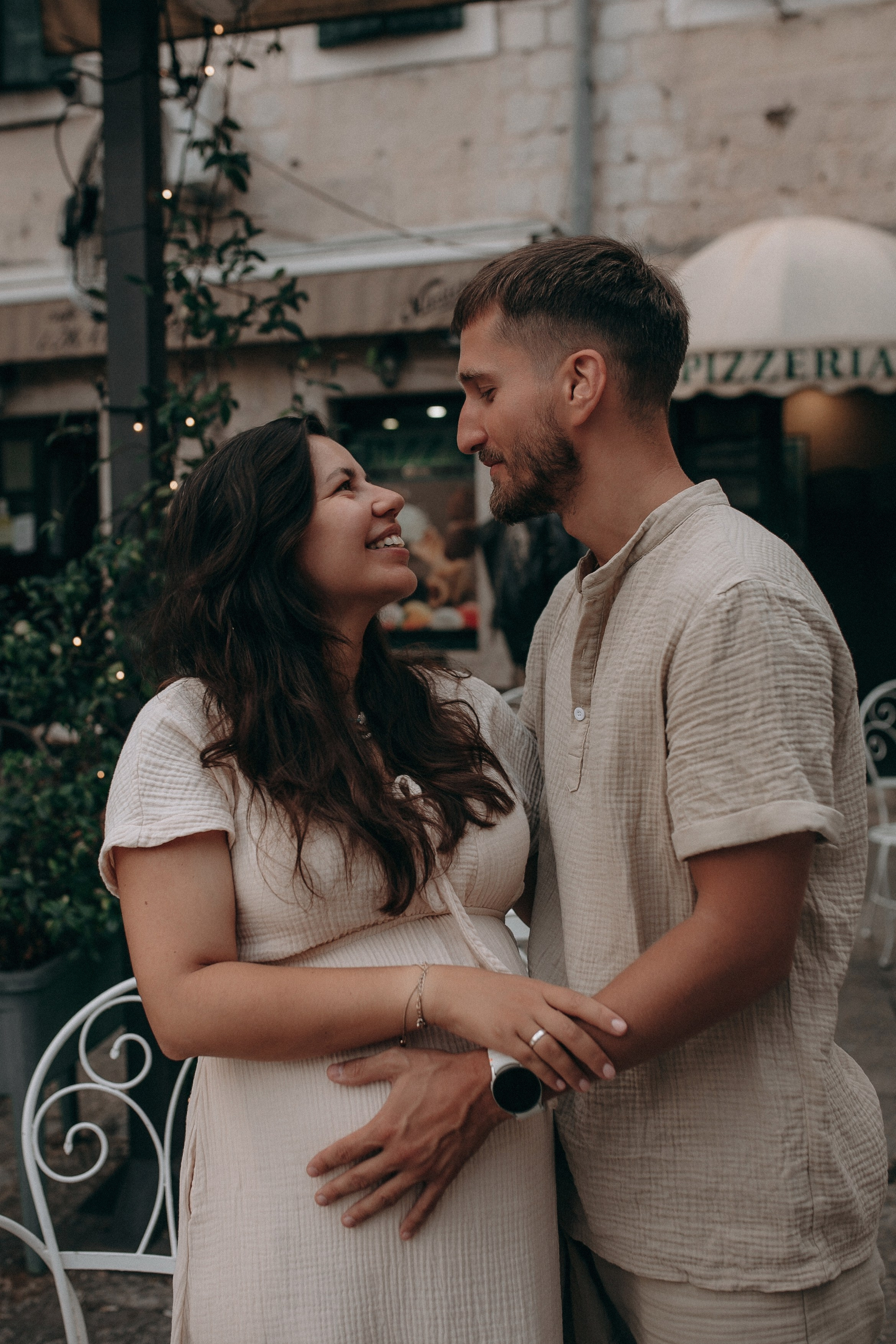 Женственная фотосессия беременности. Теплые фотографии будущих родителей на прогулочной фотосессии 