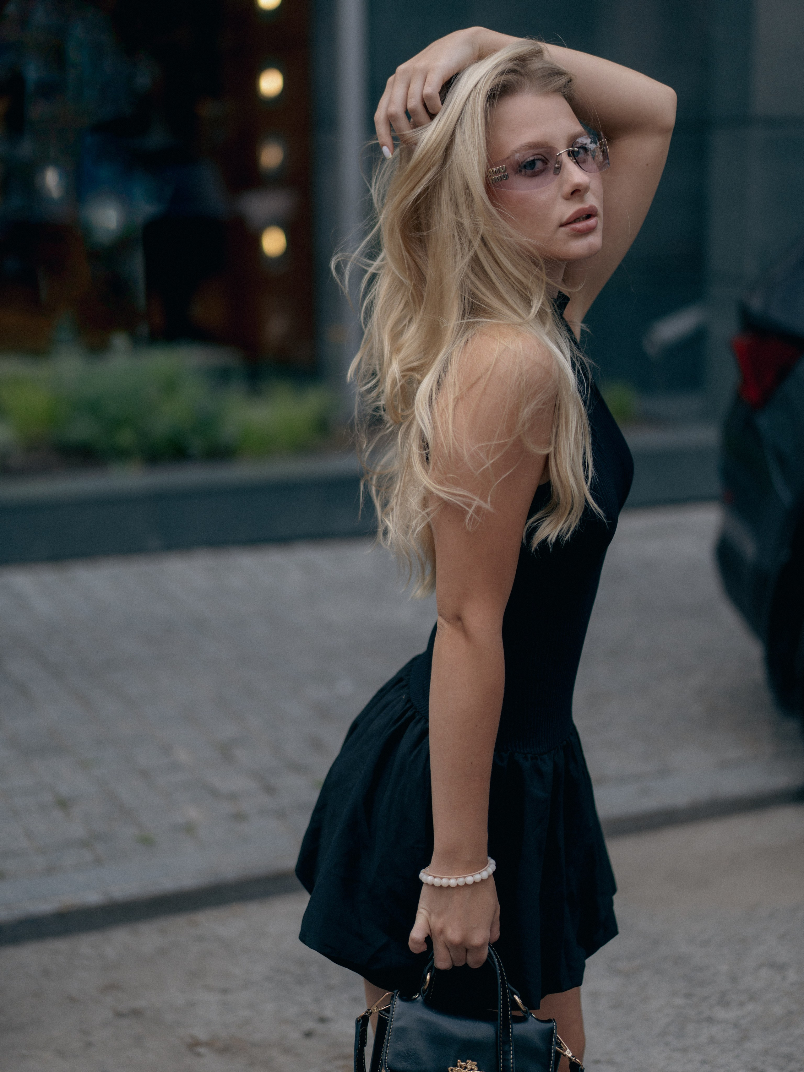 Девушка на уличной фотосессии в стильном и модном образе 