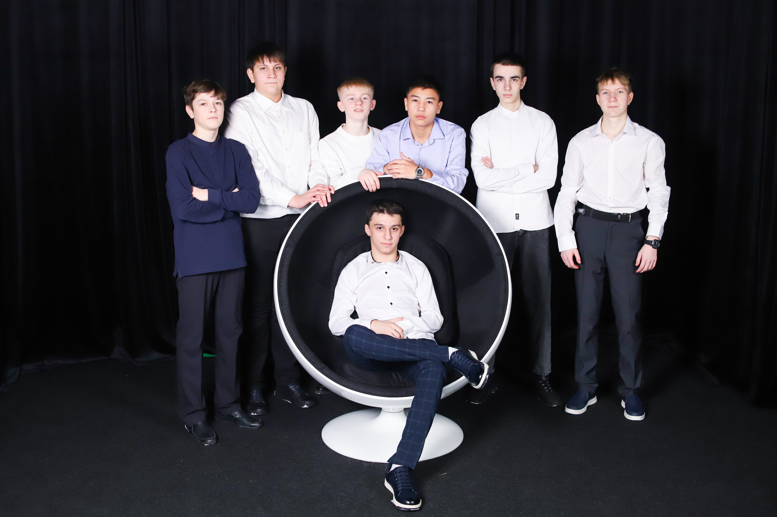 9 Класс в студии с неоном и белой циклорамой. Фотограф в Сургуте Брызгунова Анастасия