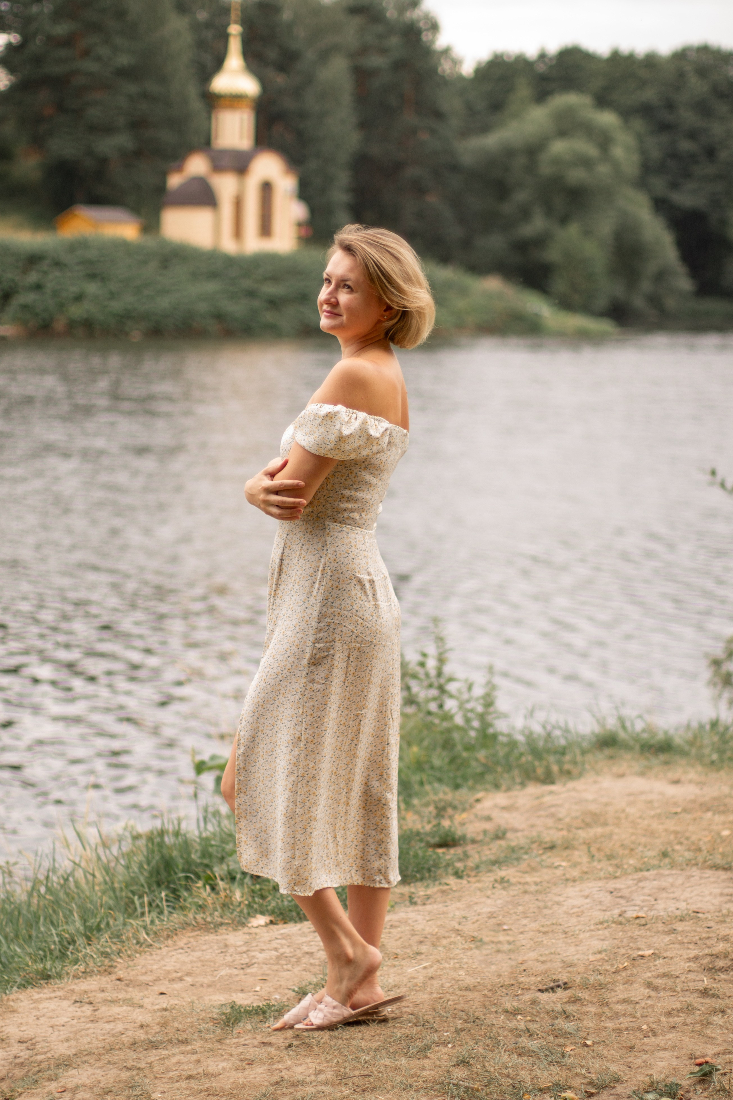 Фотосессия девушки, фотография девушки летом в усадьбе Суханово, девушка сидит на траве, девушка стоит на берегу реки