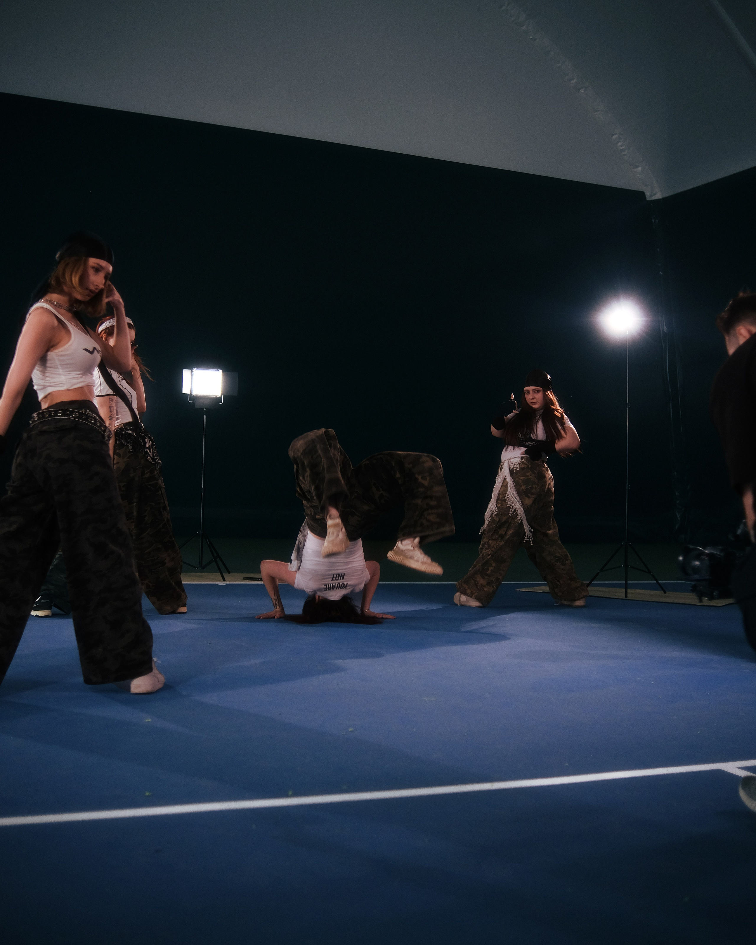 Репортаж с записи танцевального видео команды GEZELLIG. Креативный фотограф и ретушёр в Омске