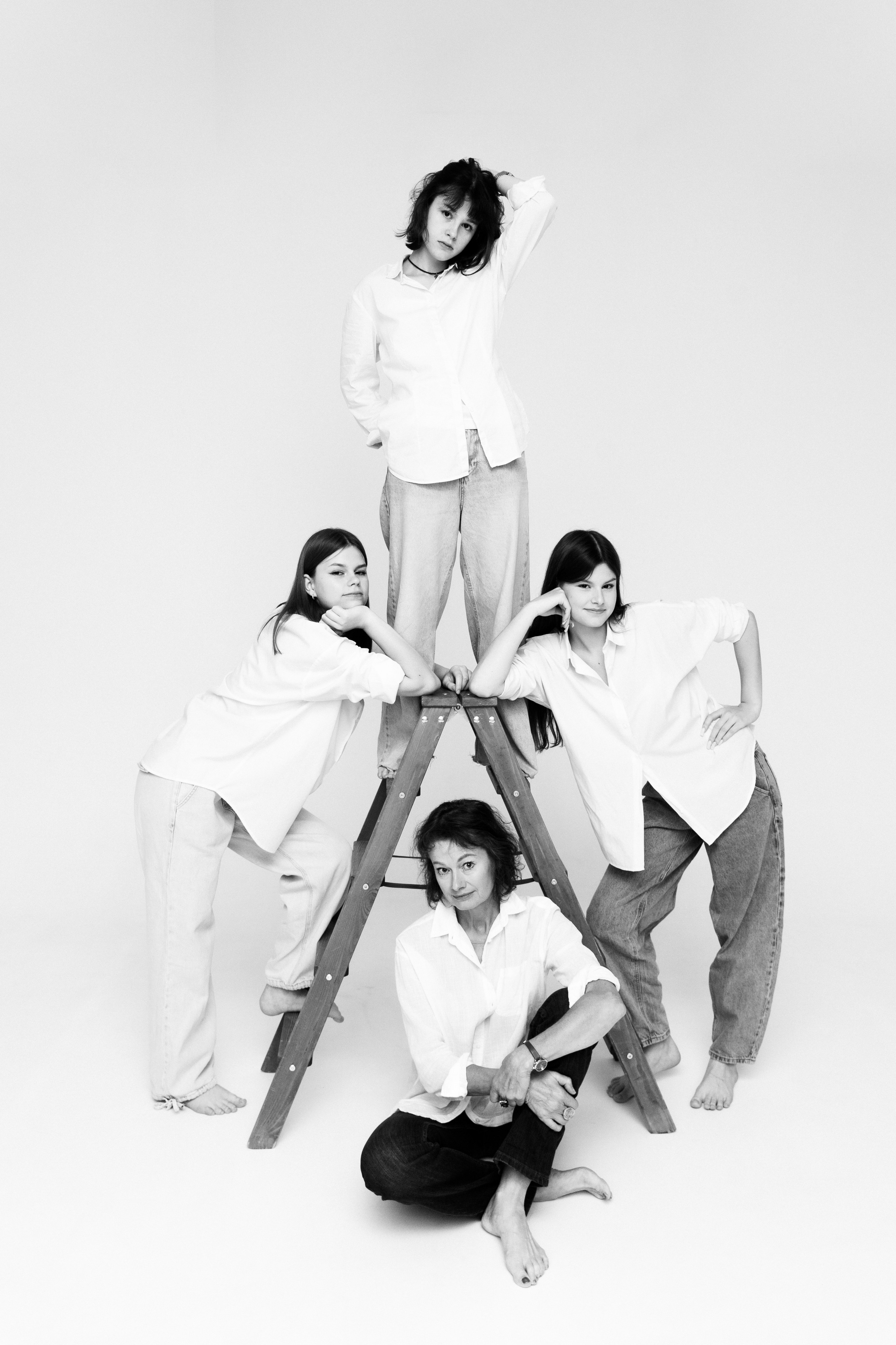 Бабушка и внучки. ВАША СЕМЕЙНАЯ ФОТОСТУДИЯ