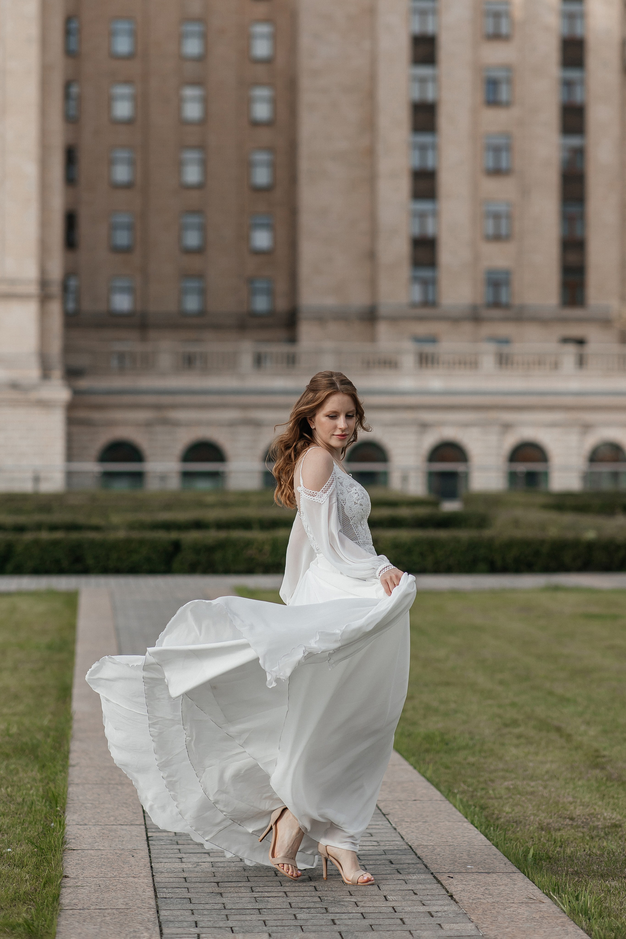 Свадебная фотосессия у гостиницы Украина. Свадебный фотограф в Москве Дарья Олендарёва