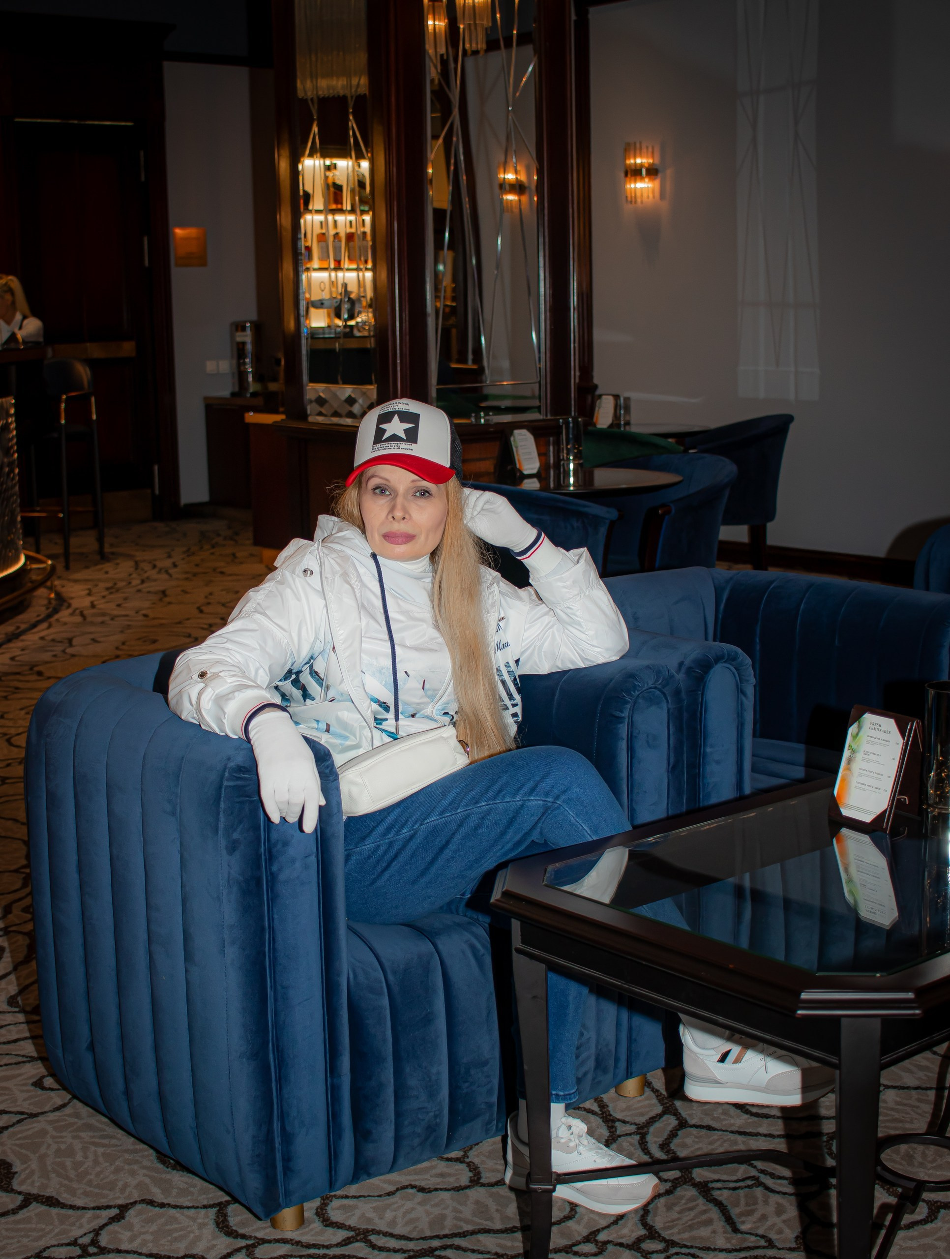 Ирэна Филиппова в повседневном образе в кофейне отеля, фотограф Карасёва Елена