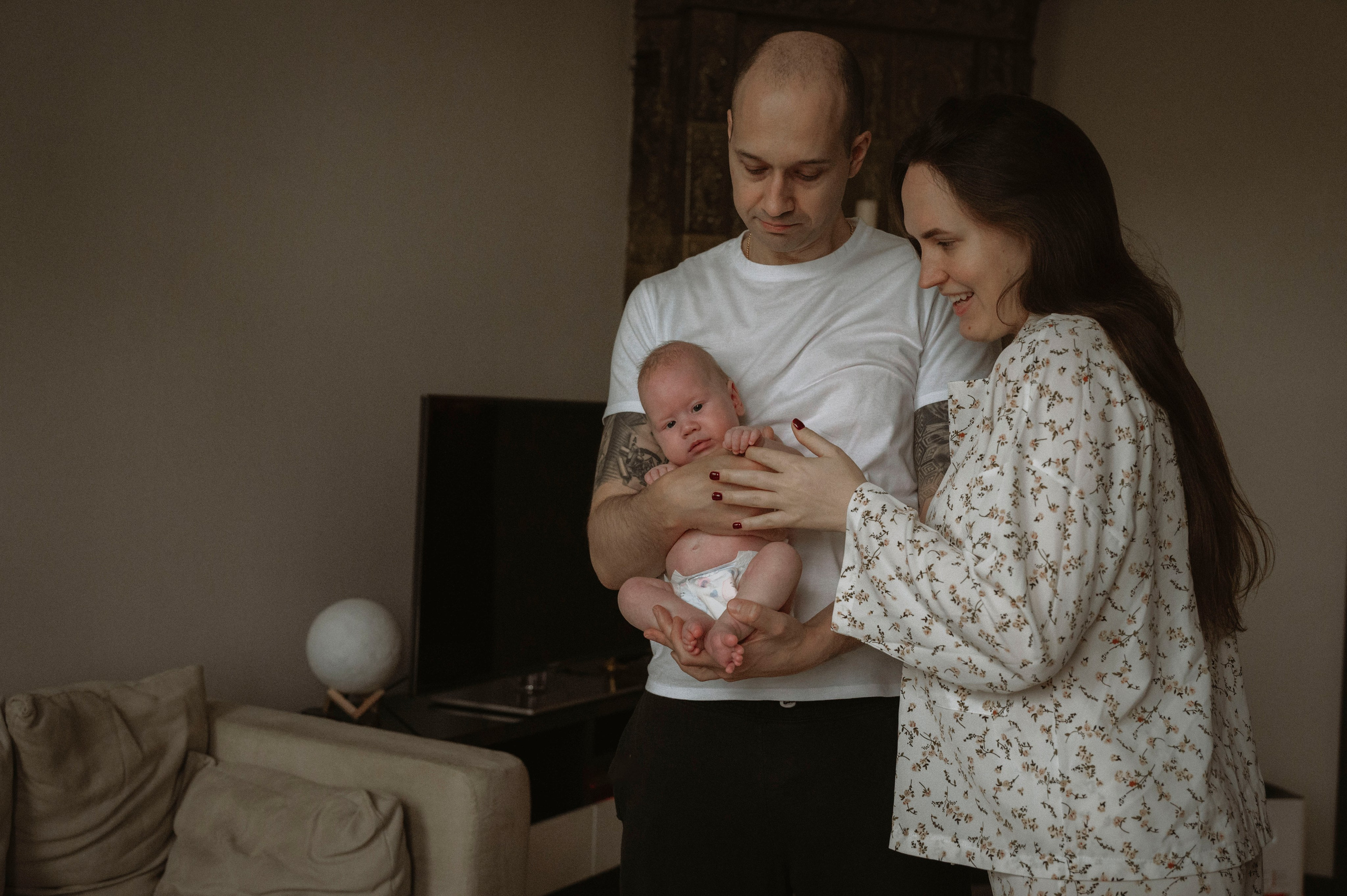 Семейная домашняя фотосессия. Профессиональный фотограф беременности в СПБ. Стильные фотосессии беременности в стиле минимализм и классическая фотография