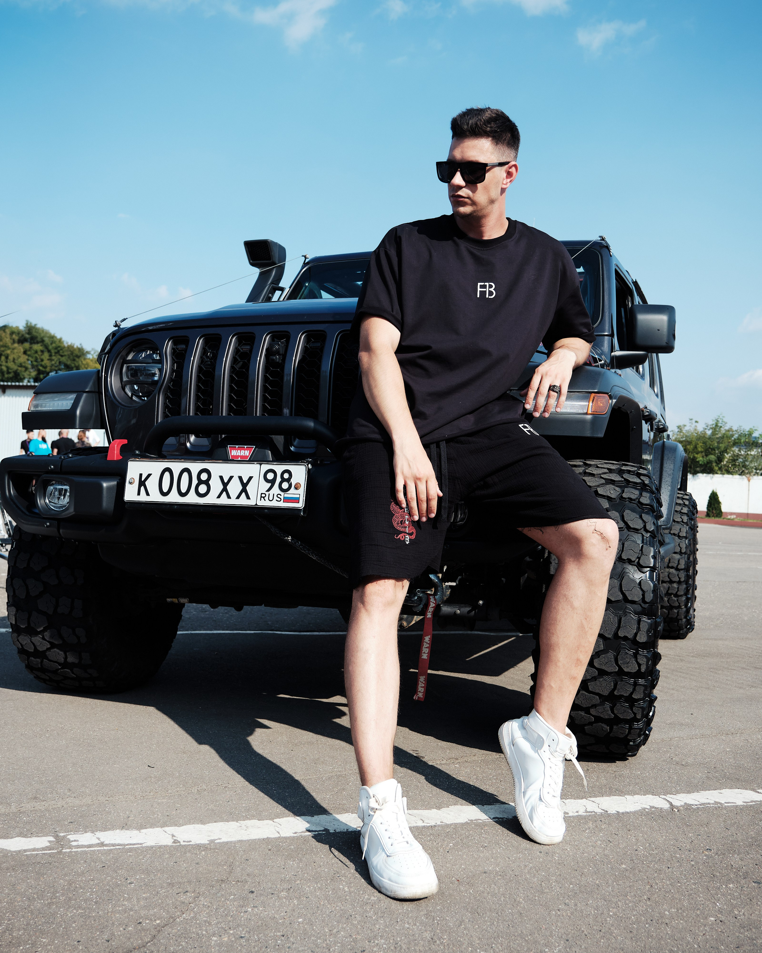 Мужской портрет с автомобилем в Москве фотограф Виктория Колышева