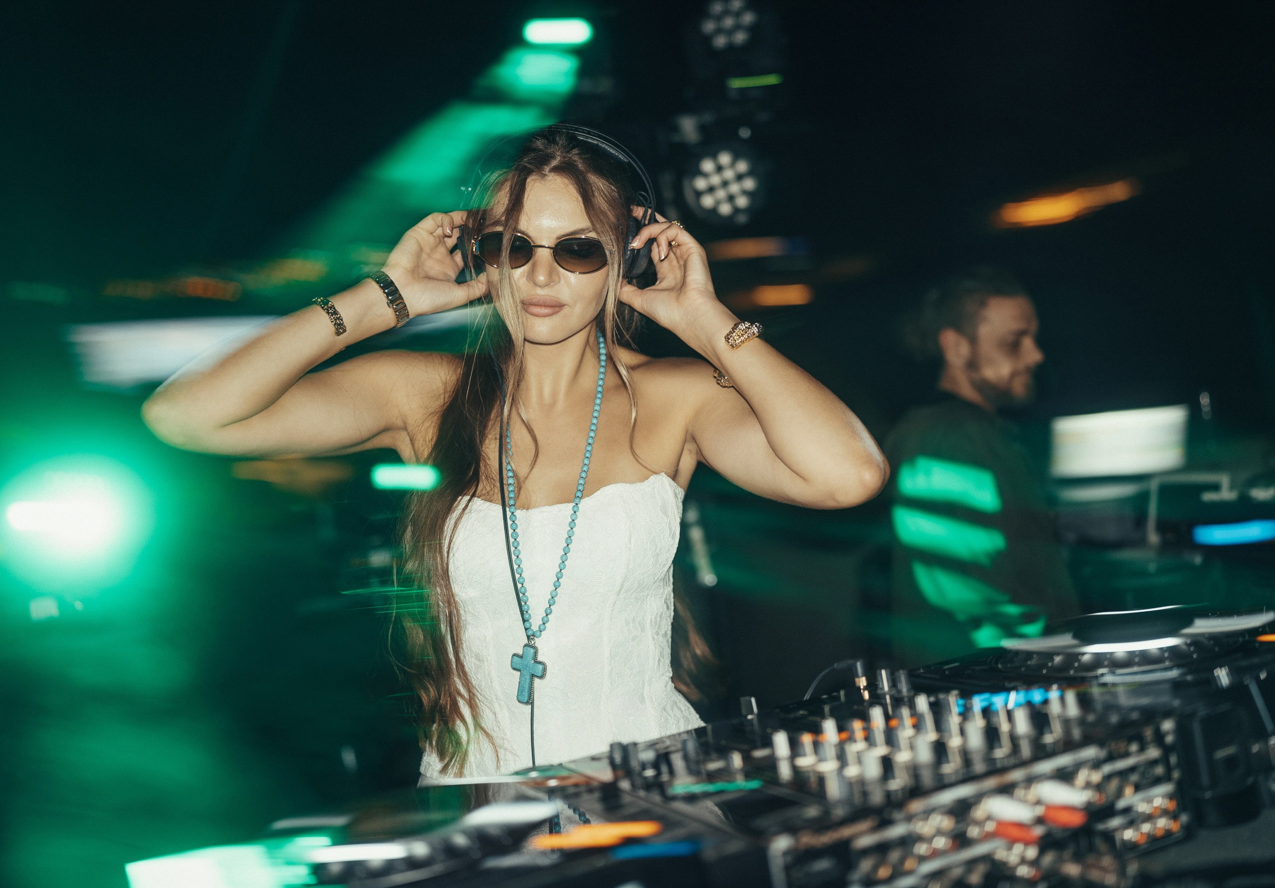 Красивая девушка диджей играет электронную музыку.