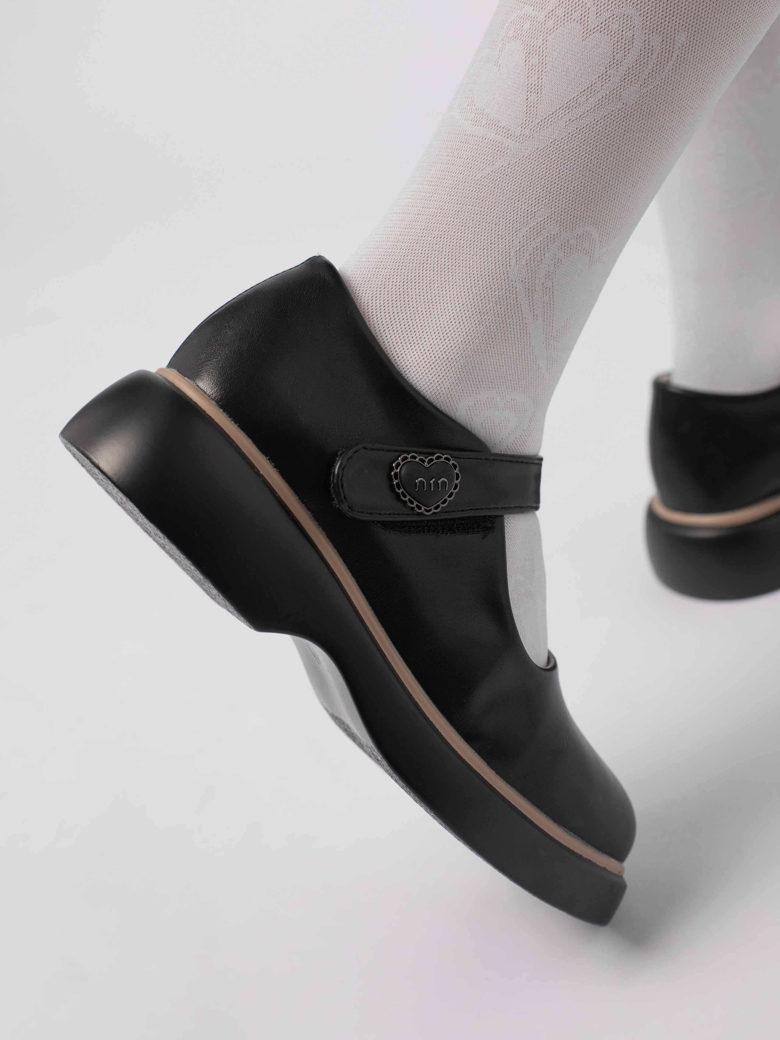 Школьные туфли. Фотостудия предметной и модельной съёмки для маркетплейсов