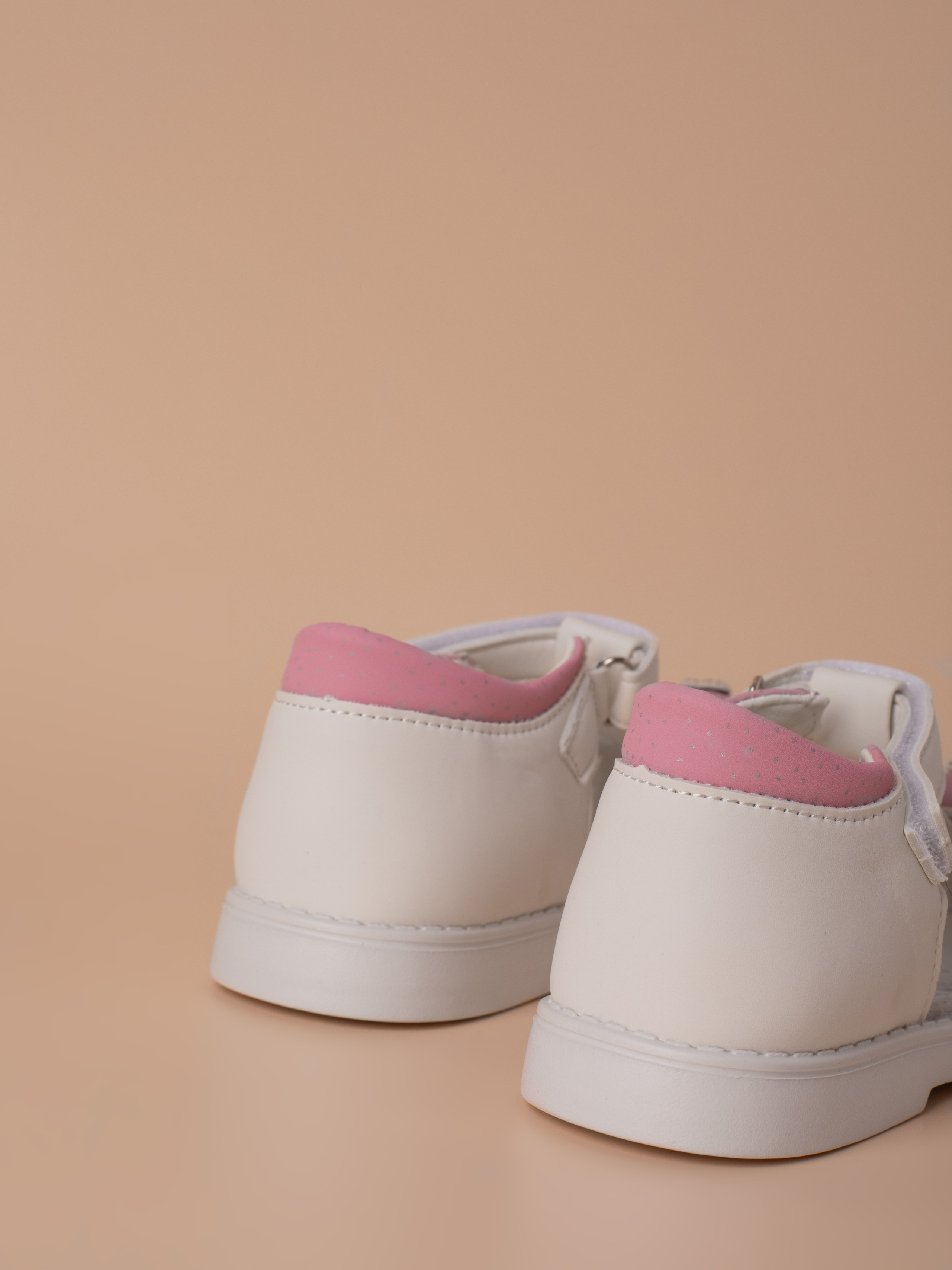 Сандали для девочки. Фотостудия предметной и модельной съёмки для маркетплейсов