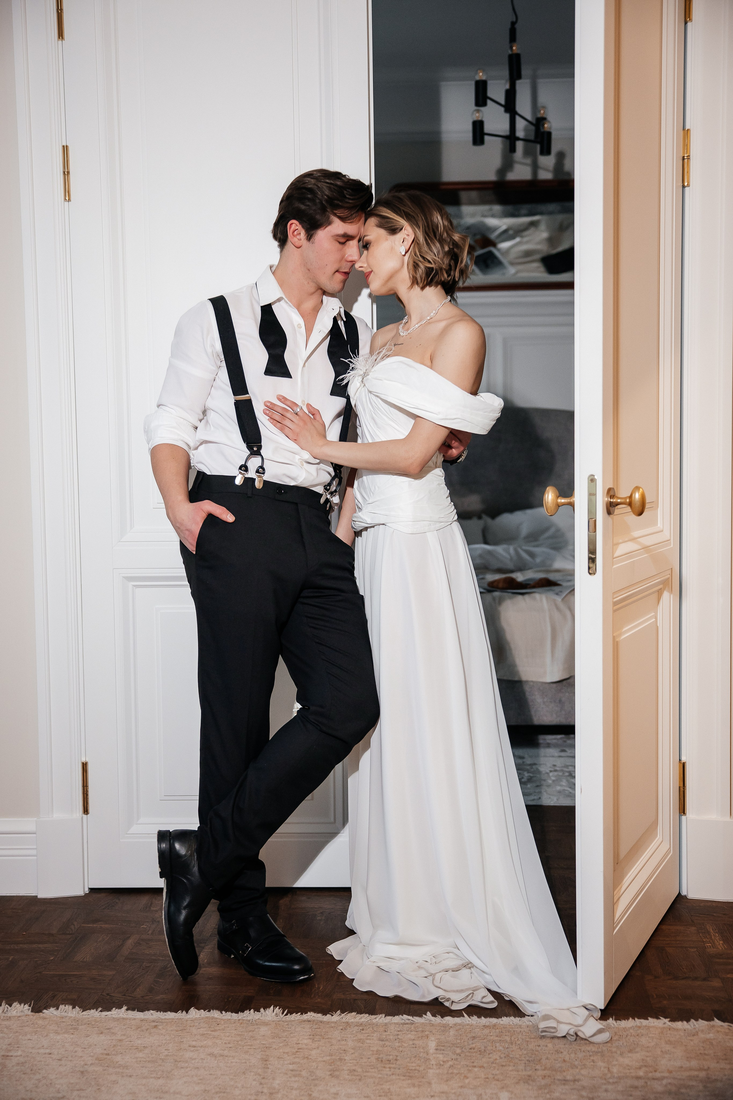 Утро жениха и невесты в отеле. Свадебный и семейный фотограф в Москве Красинская Мария