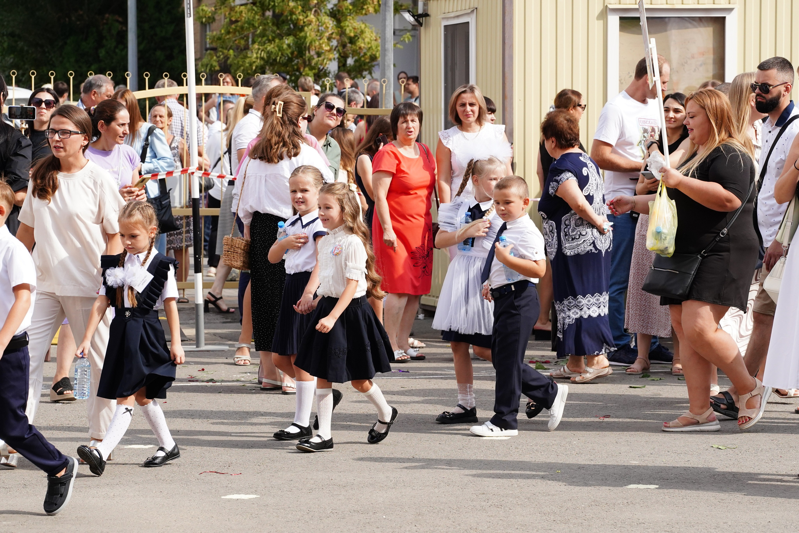 1 сентября Линейка. MEMENTO.Выпускные альбомы, школьные, юбилейные и другие книги. Ростов-на-Дону