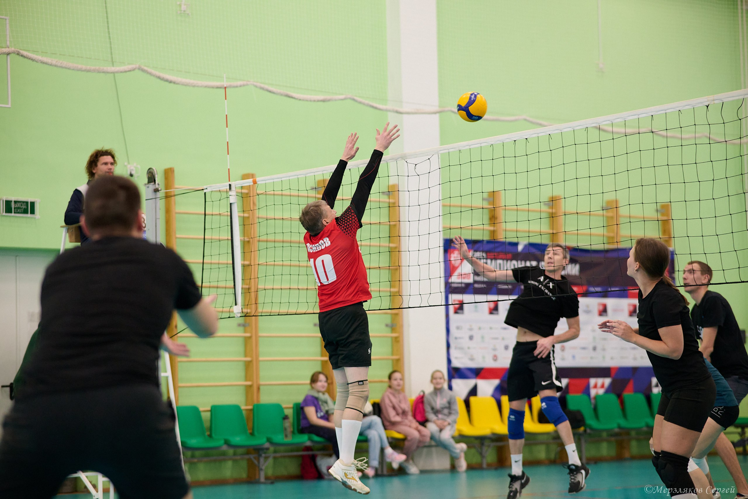 Новогодний волейбольный турнир. Ижевск. 16.12.23. Спортивный репортажный фотограф в Ижевске Сергей Мерзляков