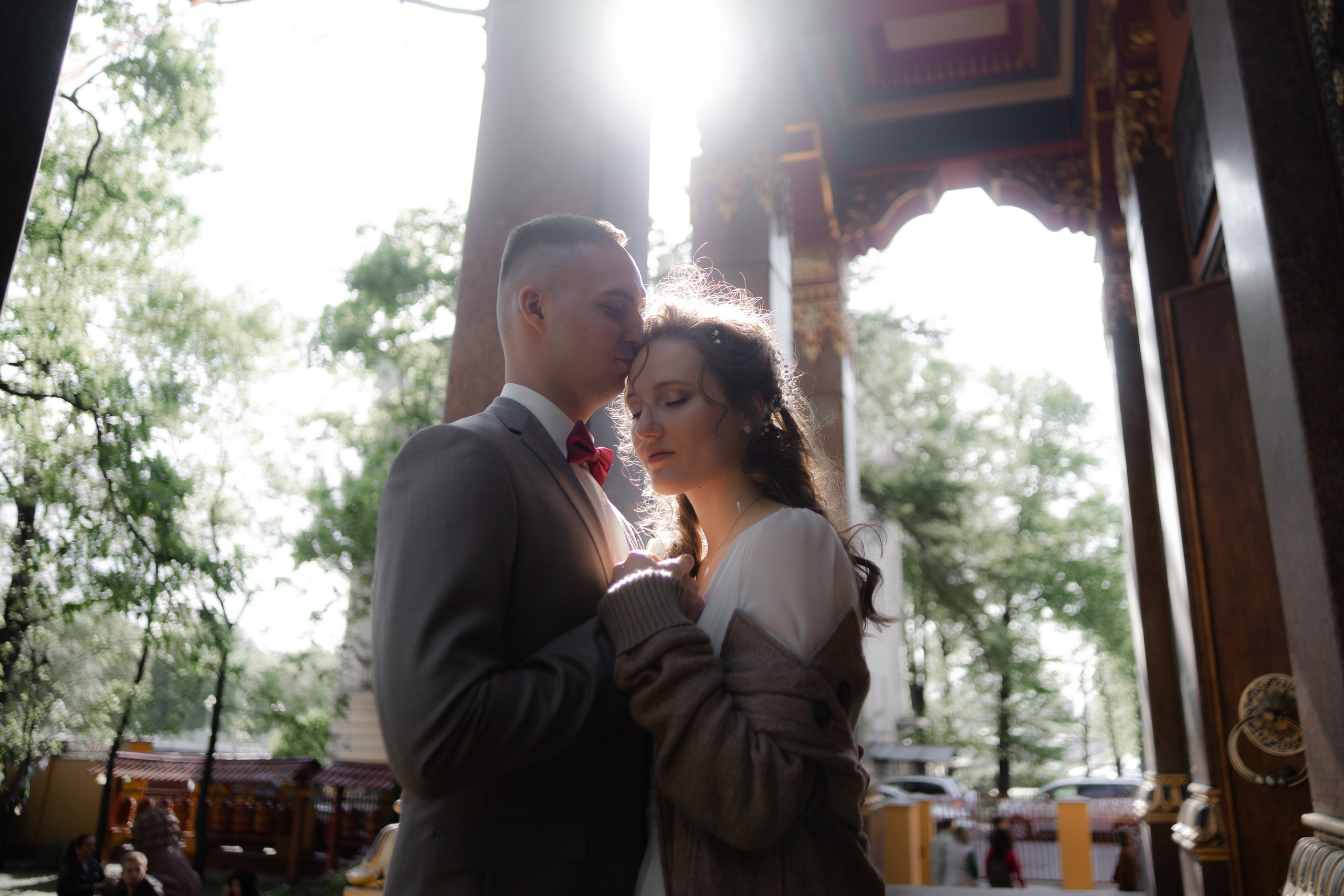 жених и невеста обнимаются около Дацана Гунзэчойнэй