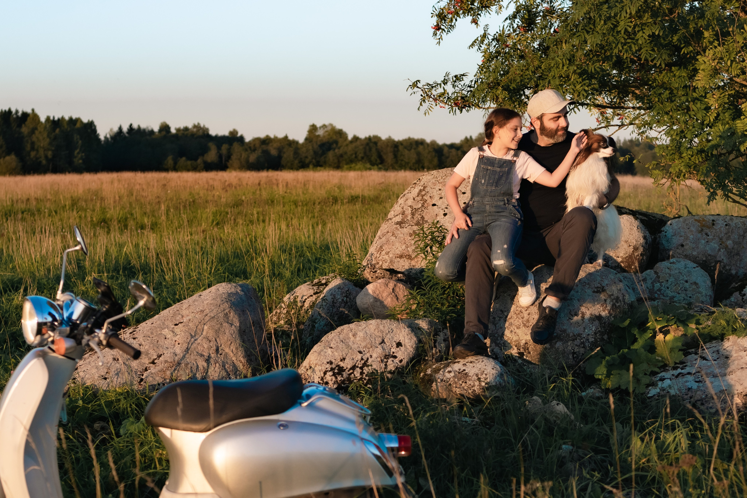 Летний вечер: уютный сюжет совместного отдыха папы и дочки на природе в золотые часы заката
