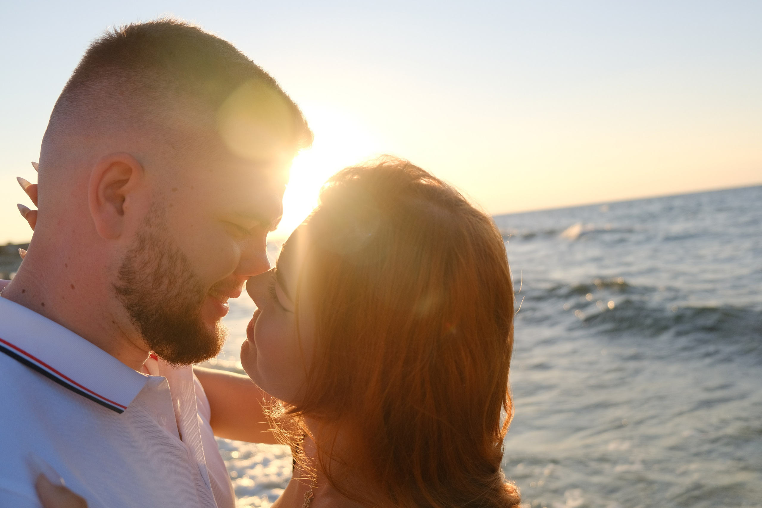 Крупный портрет молодой целующийся пары на фоне моря. Фотограф и видеограф Желдак Илья