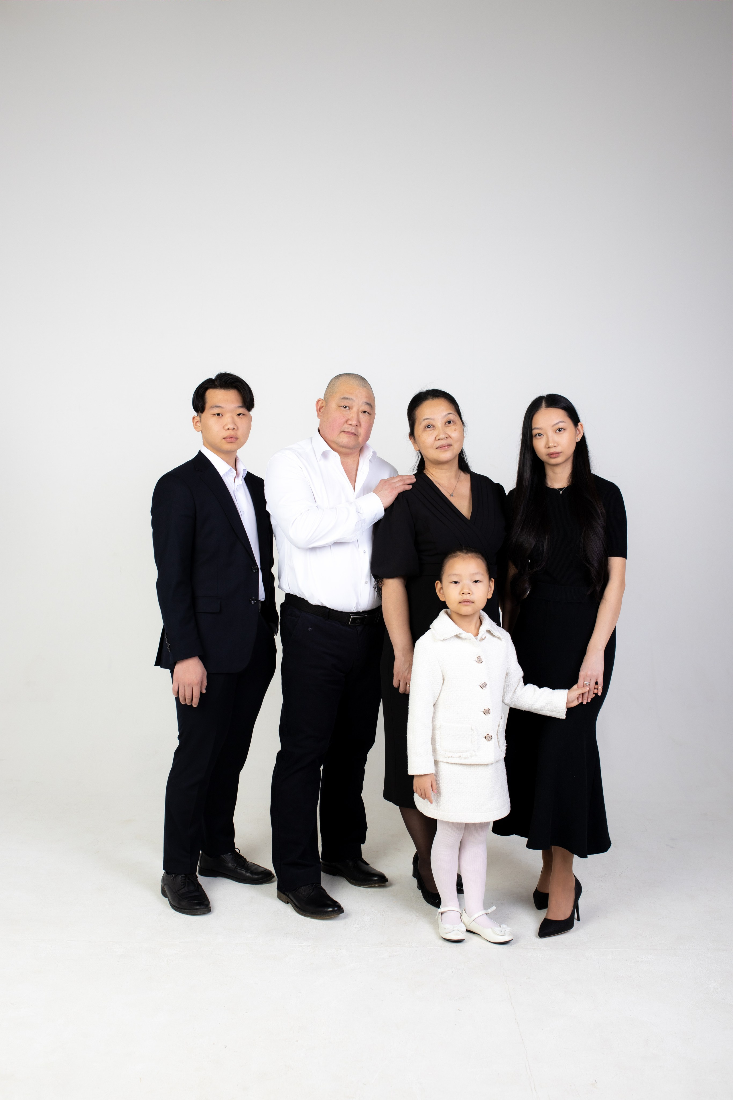 Семейная фотосессия на циклораме с импульсным светом. Фотограф в Железнодорожном и Балашихе