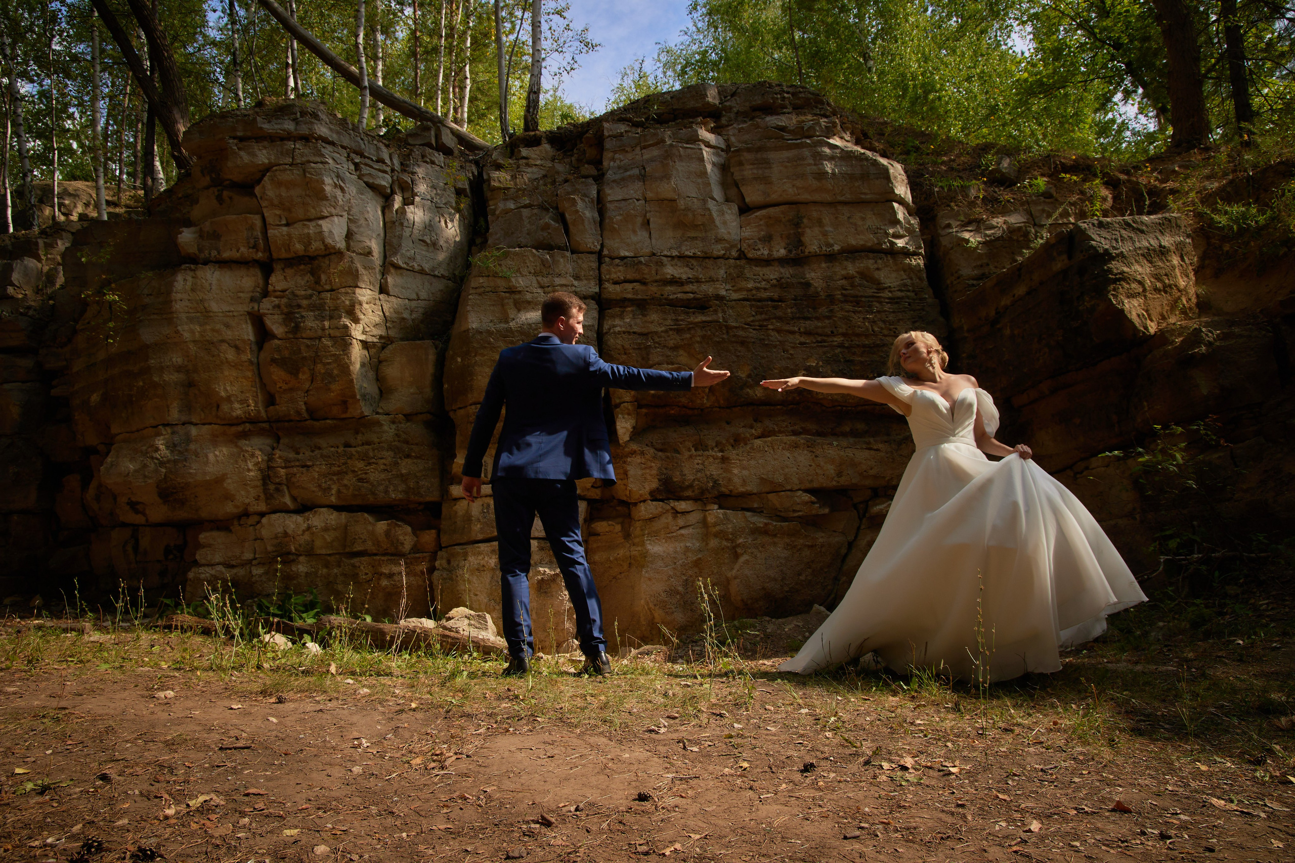 фотография танца жениха и невесты у подножья горы