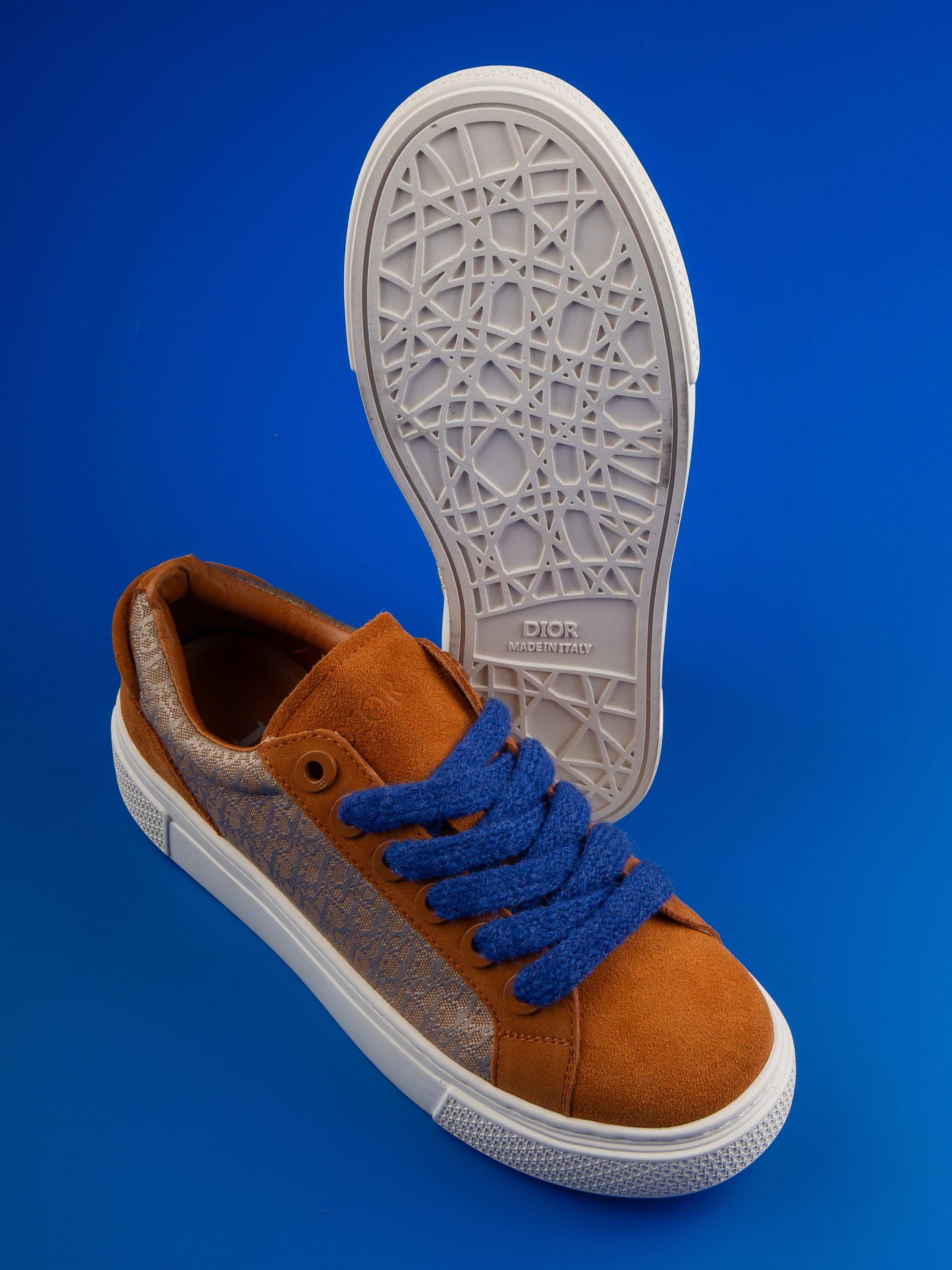 Обувь на цветных фонах. Фотограф Мария Кольцова