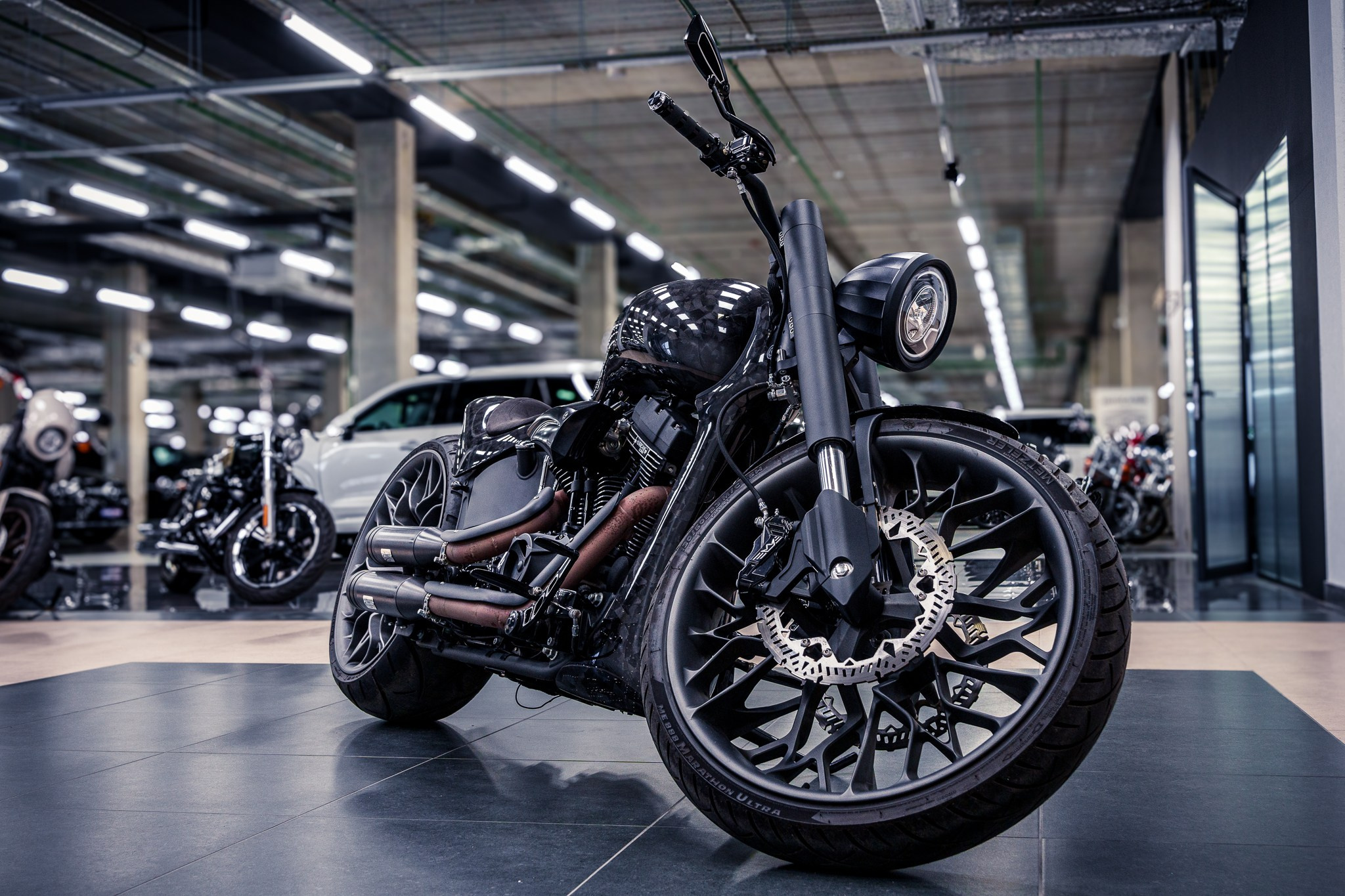 Мотоцикл GAZ Custom из кованого карбона, отражения в полированном металле