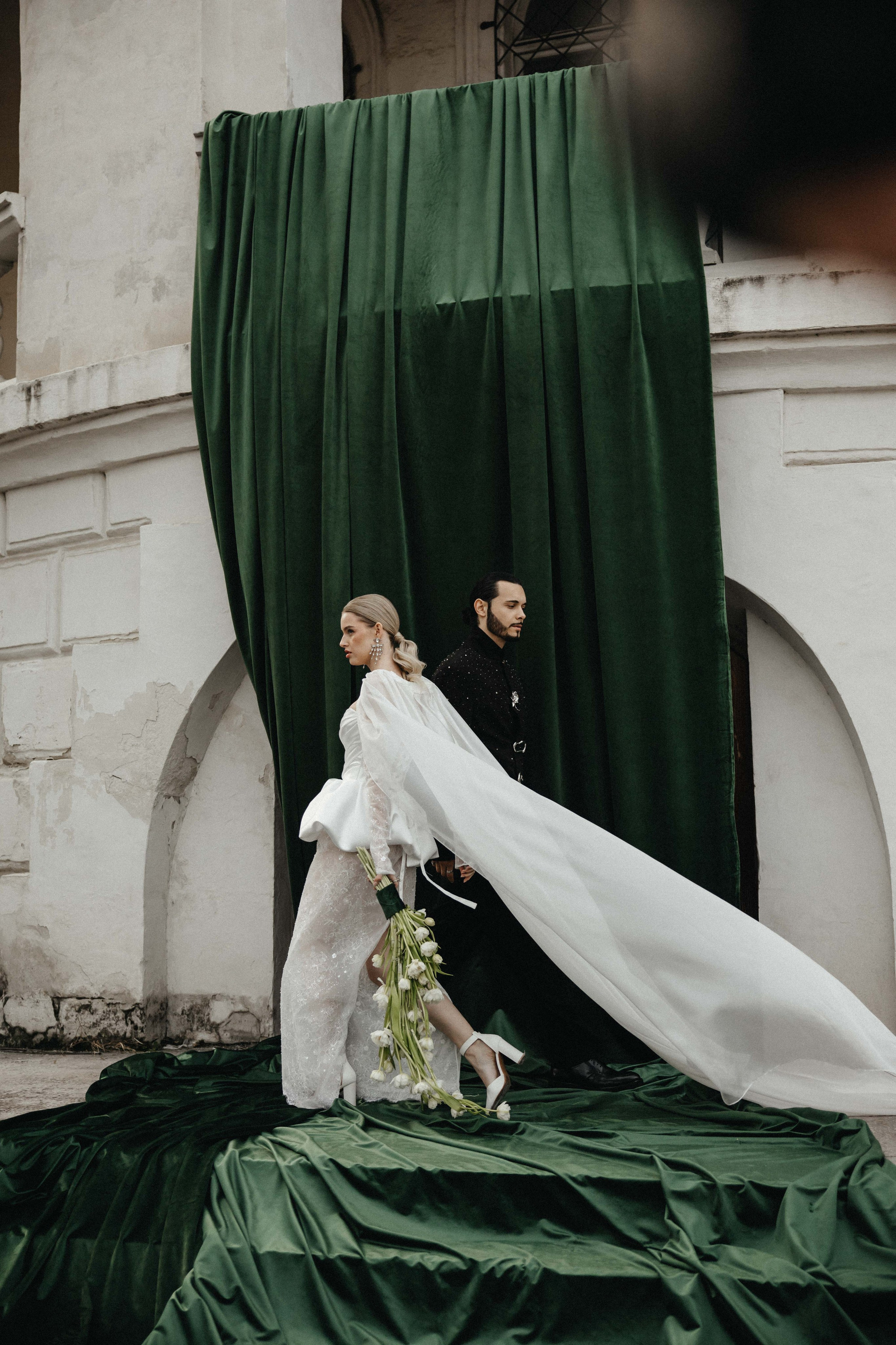 Счастливая пара позирует на свадебной фотосессии на фоне зеленой ткани в театре ,фэшн съемка ,топ 100 — свадебный фотограф Алена Межевова