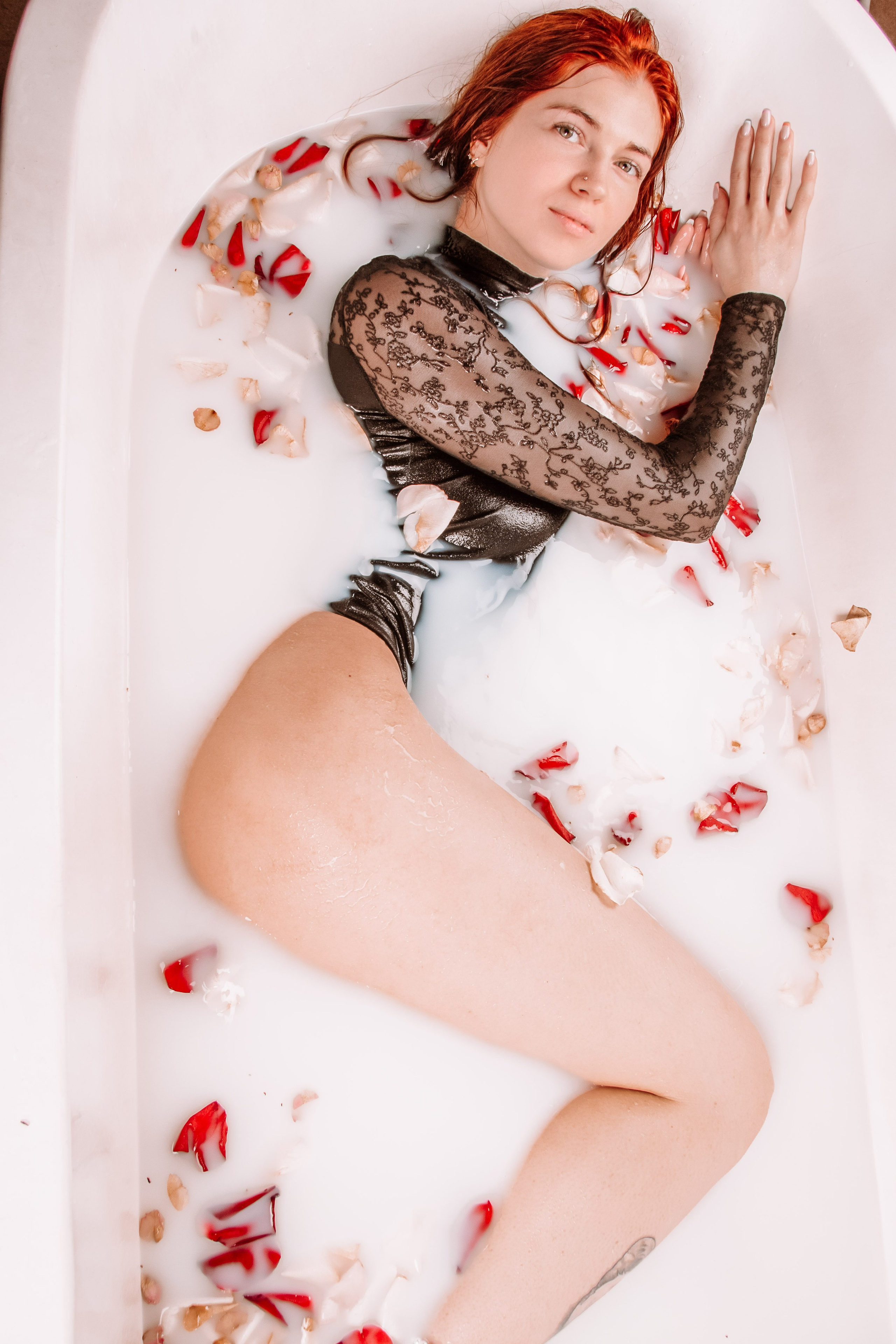 лепестки роз в ванной 