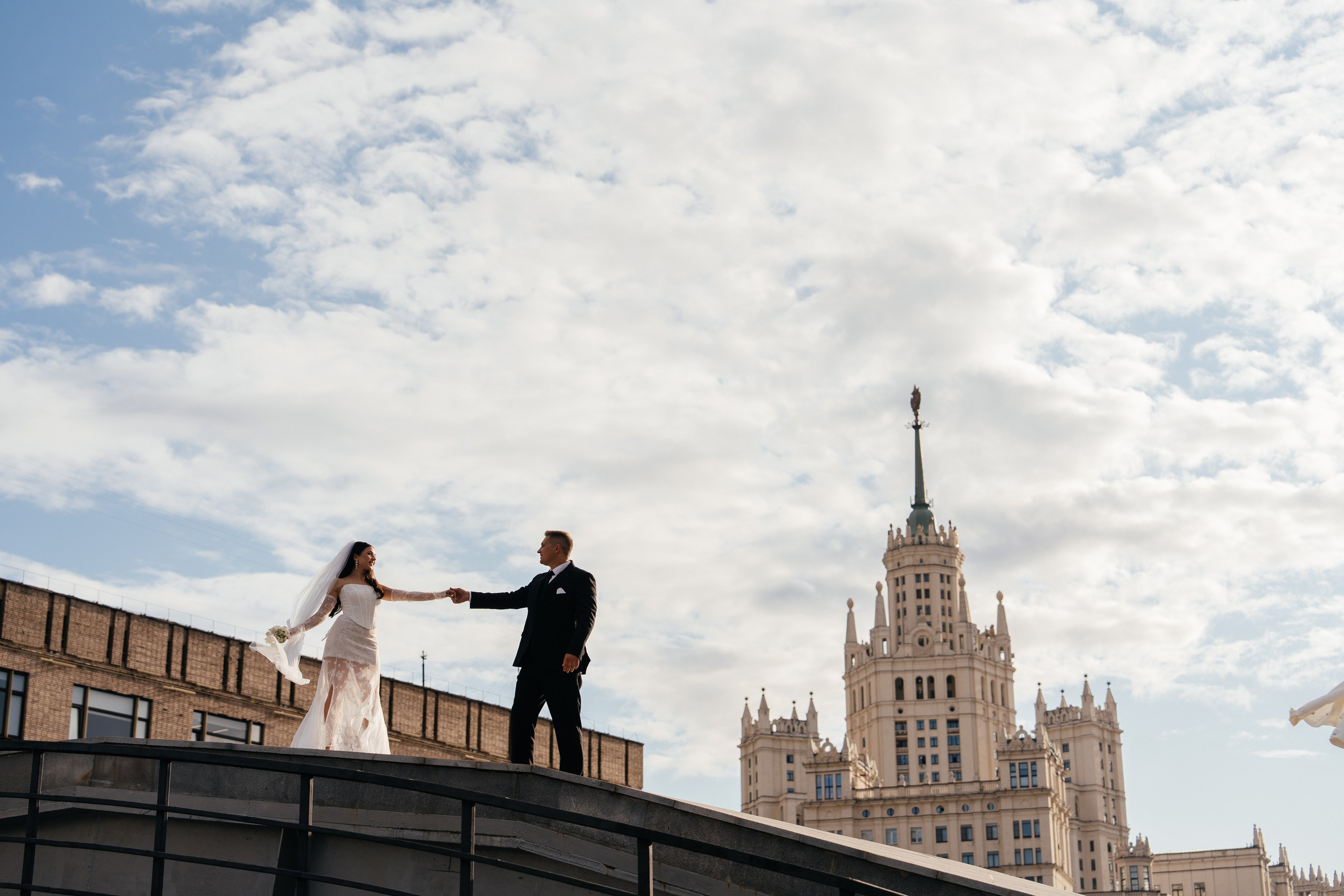 Свадебная фотосессия в Москве у высотки на Котельнической набережной. Свадебный фотограф в Москве Анна Полушина