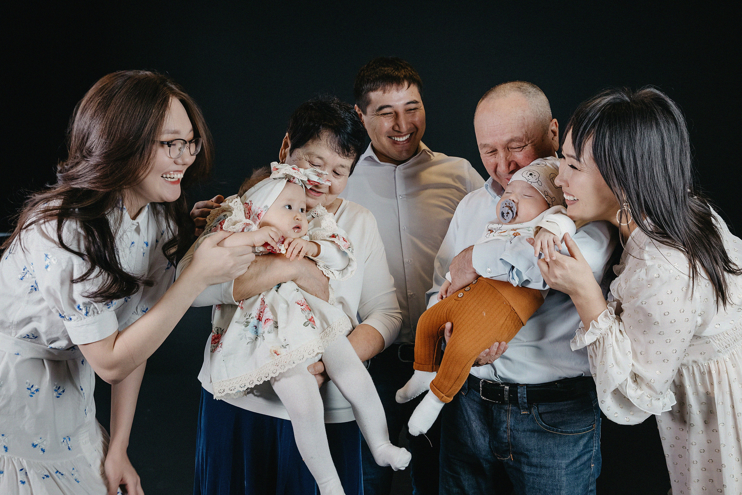 Семейная фотосессия в фотостудии 2Stula. Свадебный, семейный и портретный фотограф в Алматы, Костанай