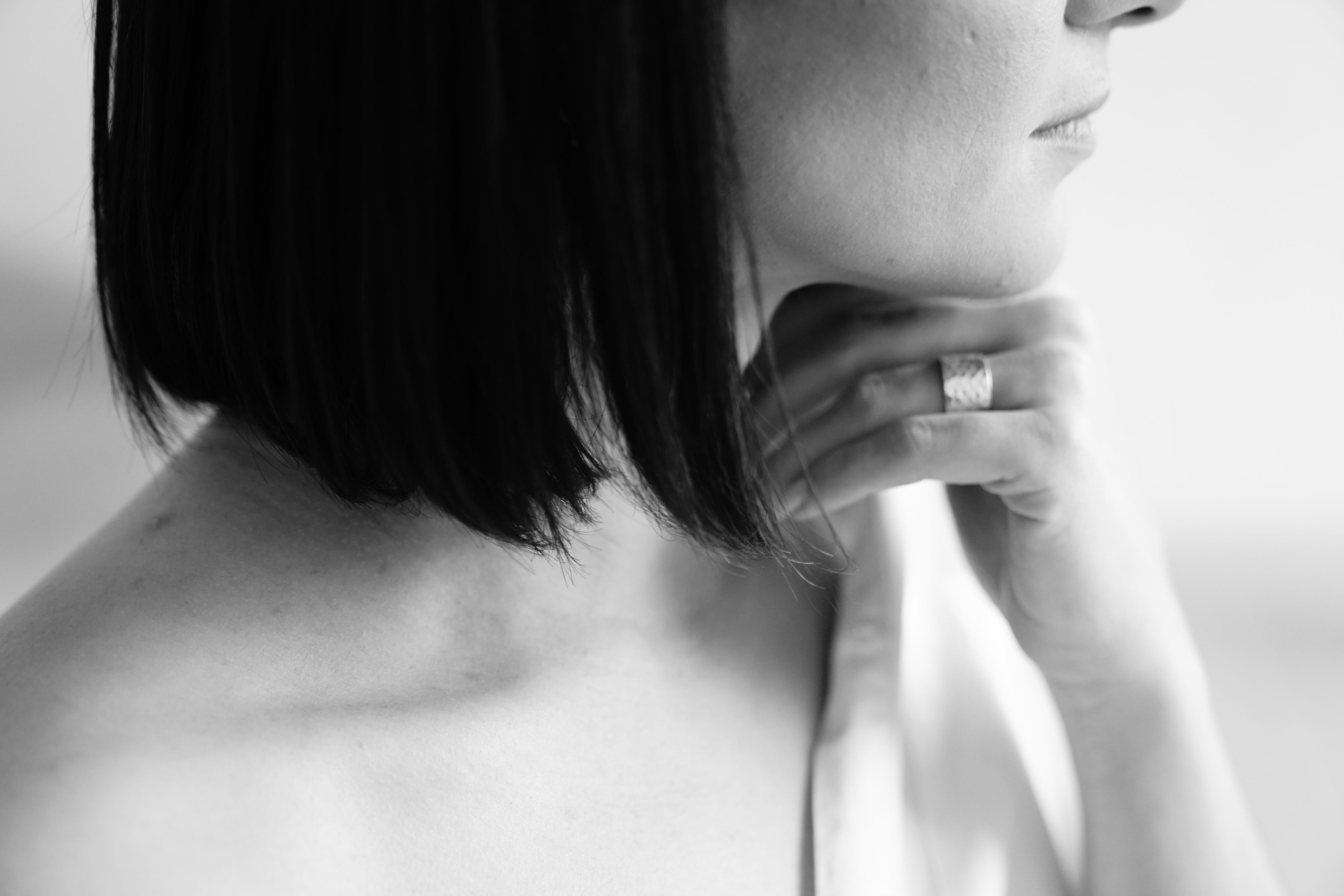 фотограф ростов-на-дону москва санкт-петербург краснодар сочи снимок классика эстетика монохром красивая девушка естесственное позирование идеи чб вдохновение 2022 2023 фототерапия фотосессия съёмка черно белая фотография онлайн сделать фотографию чб фото цветов девушек black and white беременных в студии в рубашке цены рнд спб питер мск минимализм стиль без ретуши без фильтров трибунская