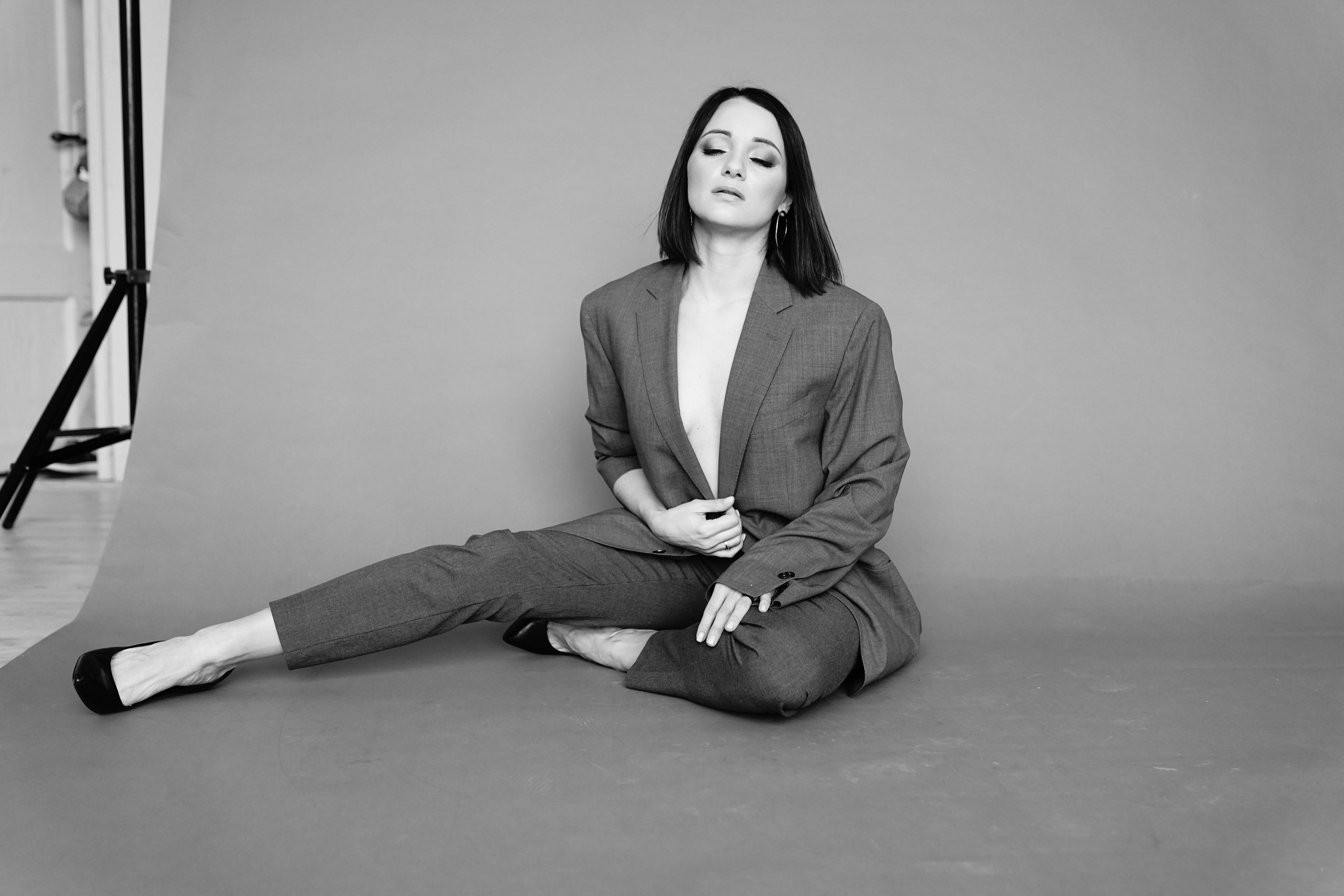 фотограф ростов-на-дону москва санкт-петербург краснодар сочи снимок классика эстетика монохром красивая девушка естесственное позирование идеи чб вдохновение 2022 2023 фототерапия фотосессия съёмка черно белая фотография онлайн сделать фотографию чб фото цветов девушек black and white беременных в студии в рубашке цены рнд спб питер мск минимализм стиль без ретуши без фильтров трибунская