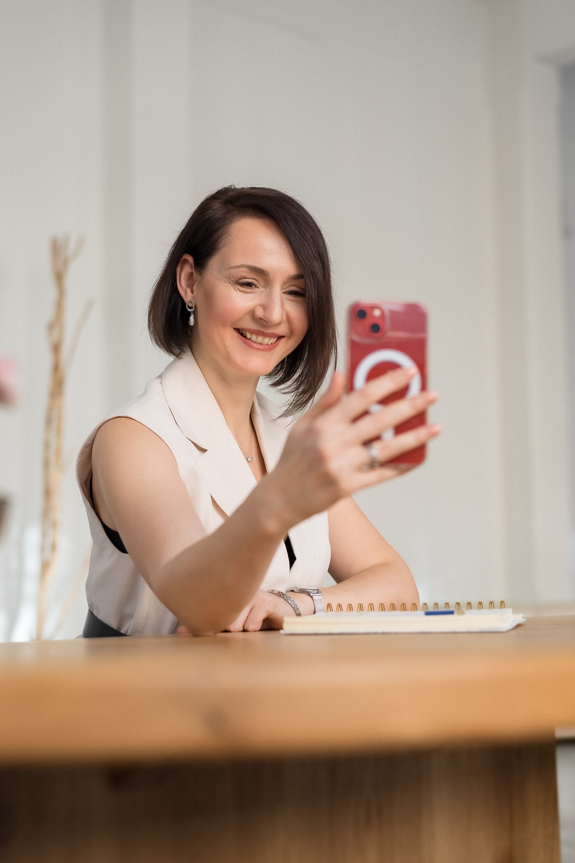 Портрет в минималистичной студии. КОНТЕНТ |БРЕНД фотограф Санкт-Петербург — Жанна Олтаржевская