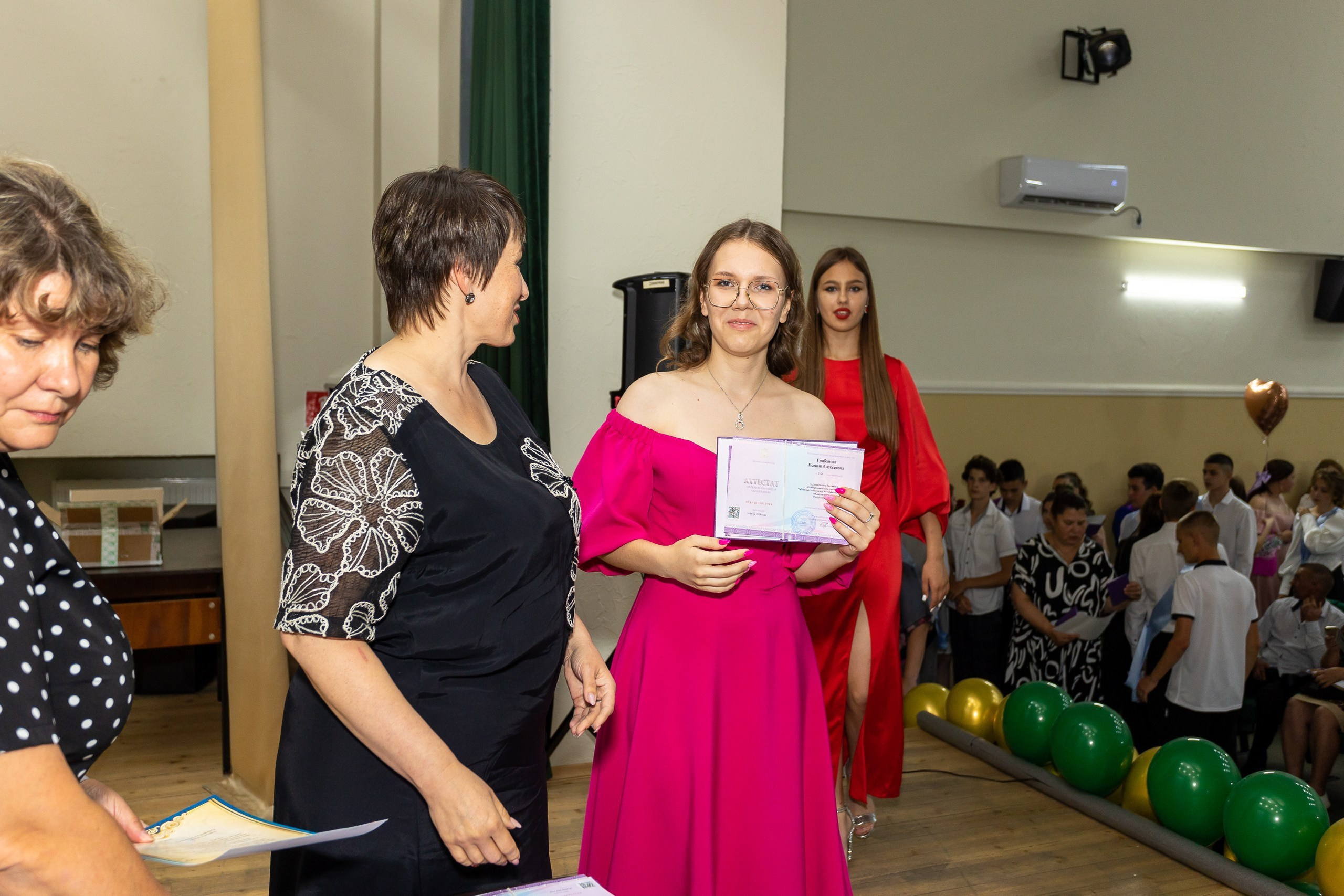Вручение аттестата и выпускной вечер. Выпускные альбомы Майкоп, Краснодар Елена Золотарева