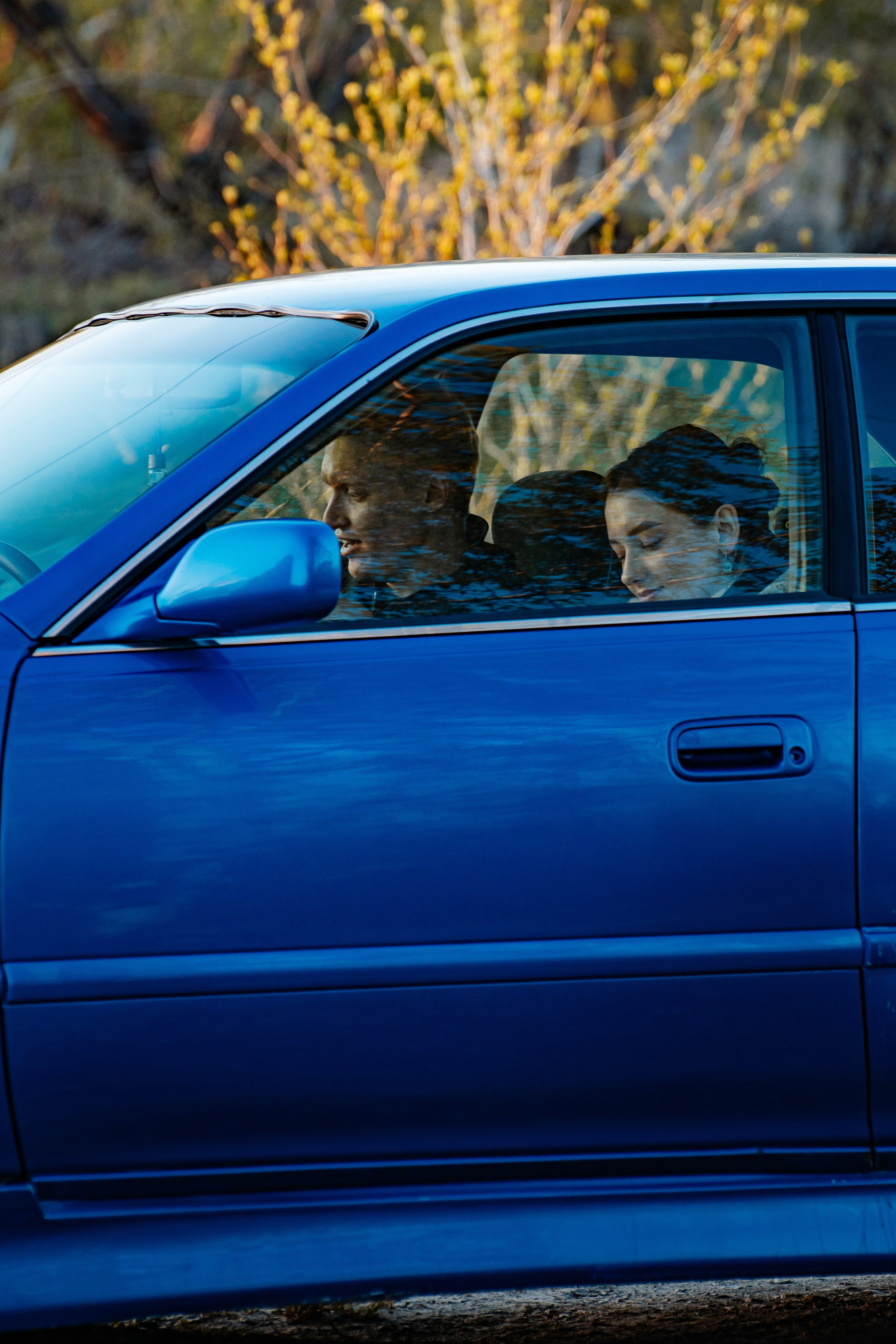 Парень и девушка ждут в машине