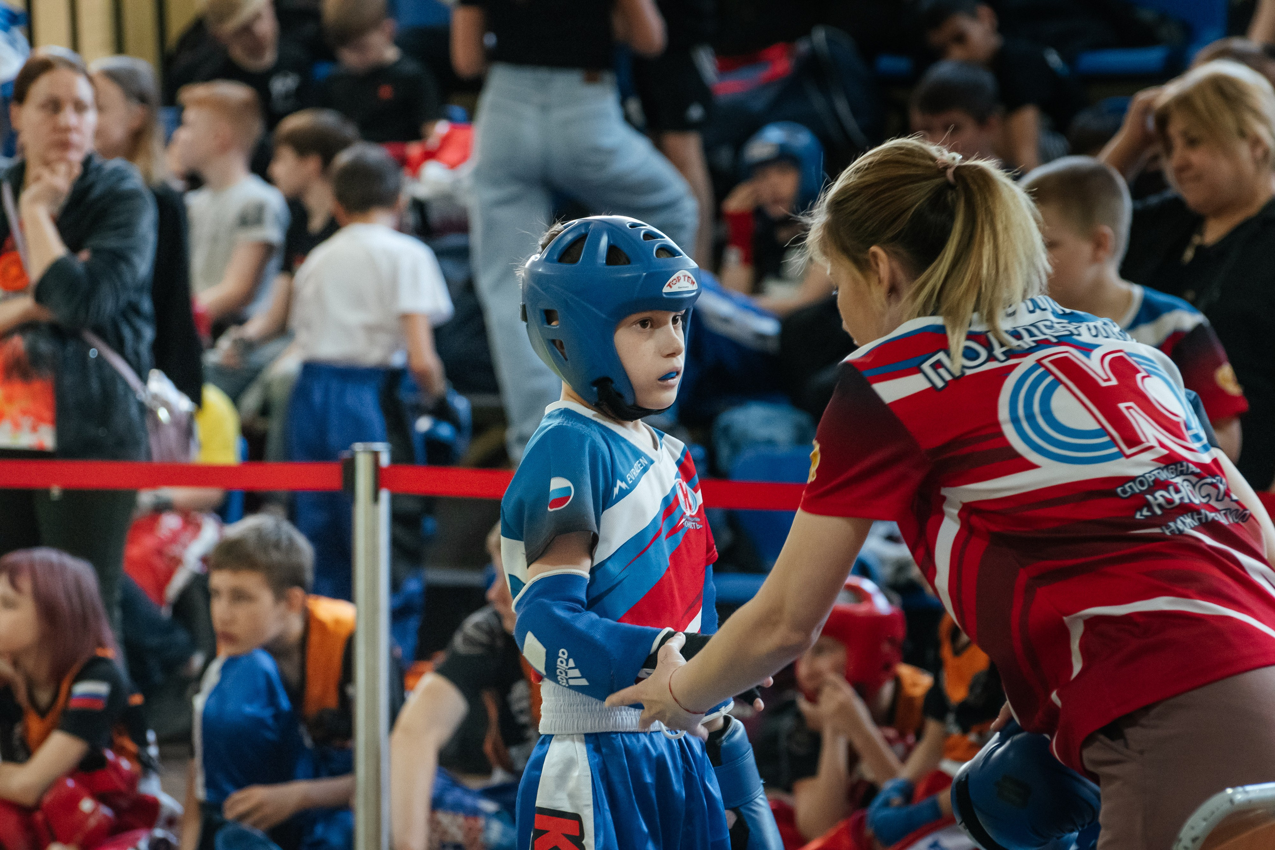 Тренер по кикбоксингу что-то говорит подопечному