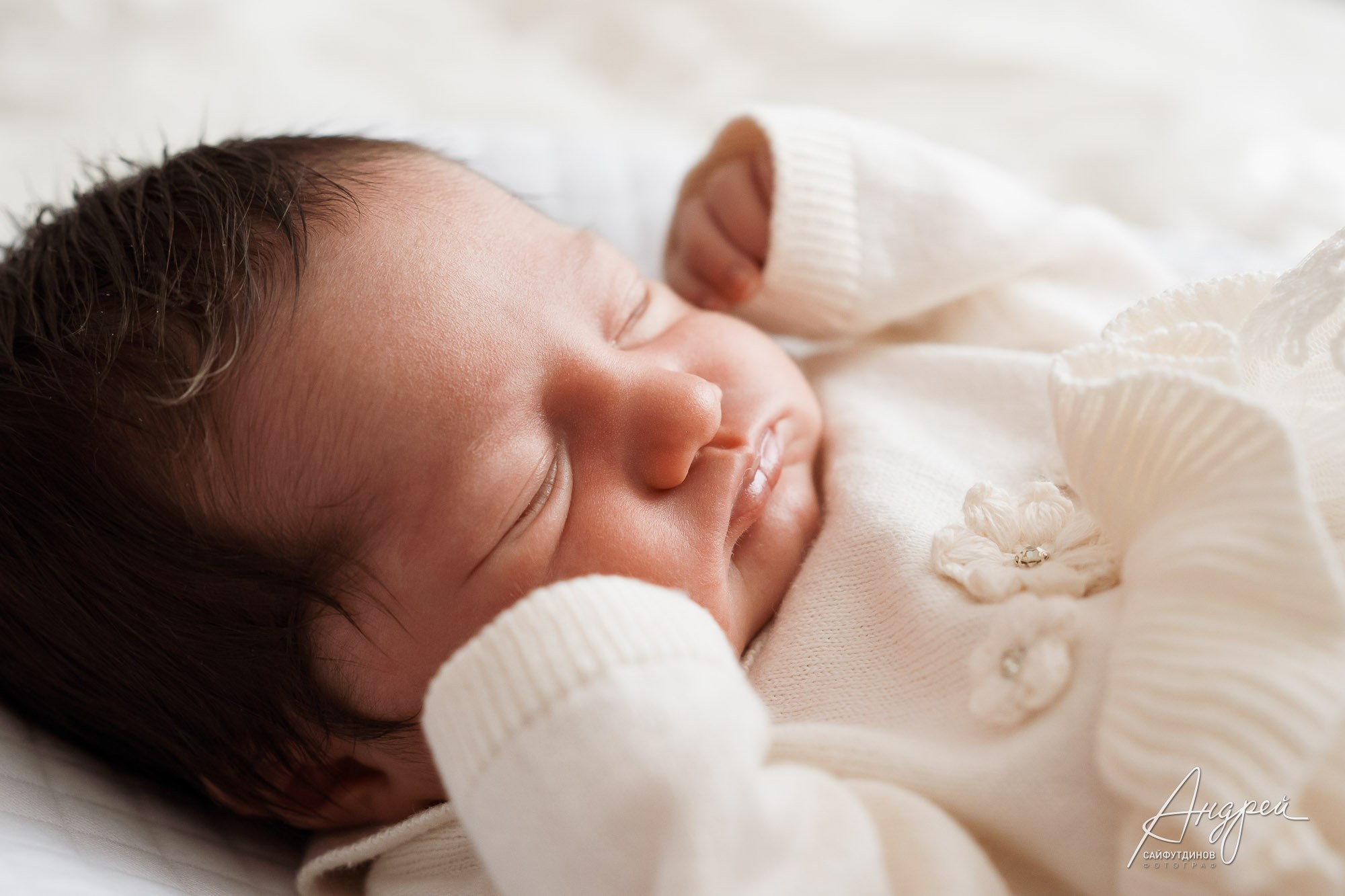 Новорожденная девочка спит в уютной домашней обстановке, фотосессия младенца в Ростове-на-Дону, фотограф Андрей Сайфутдинов.