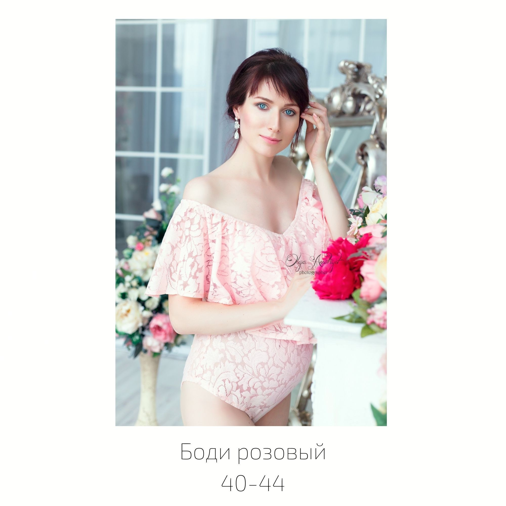 Фотосессия в студии с цветочным интерьером от фотографа Ольги Поторочиной