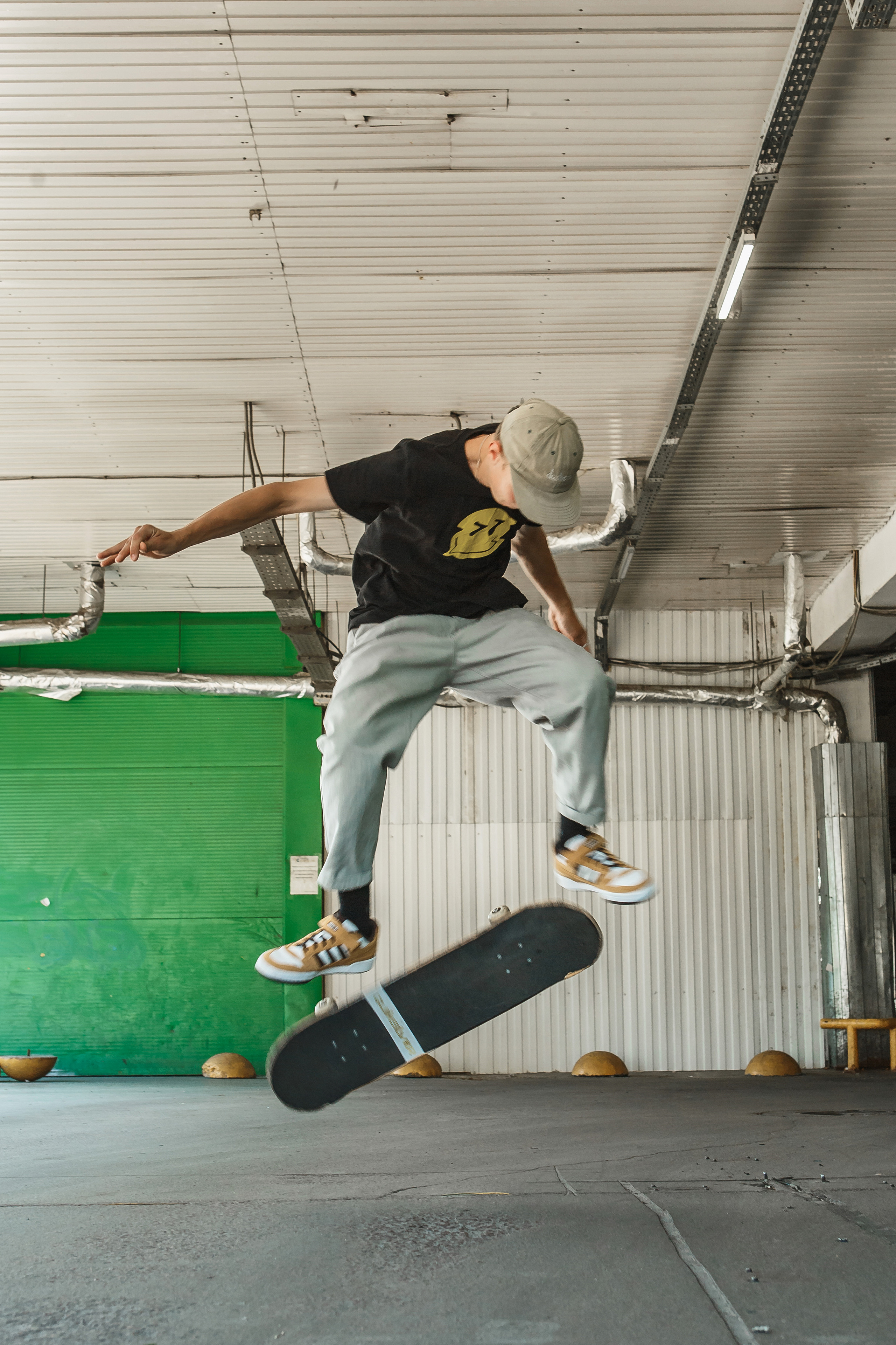 Прыжки на скейте для съемки в гараже