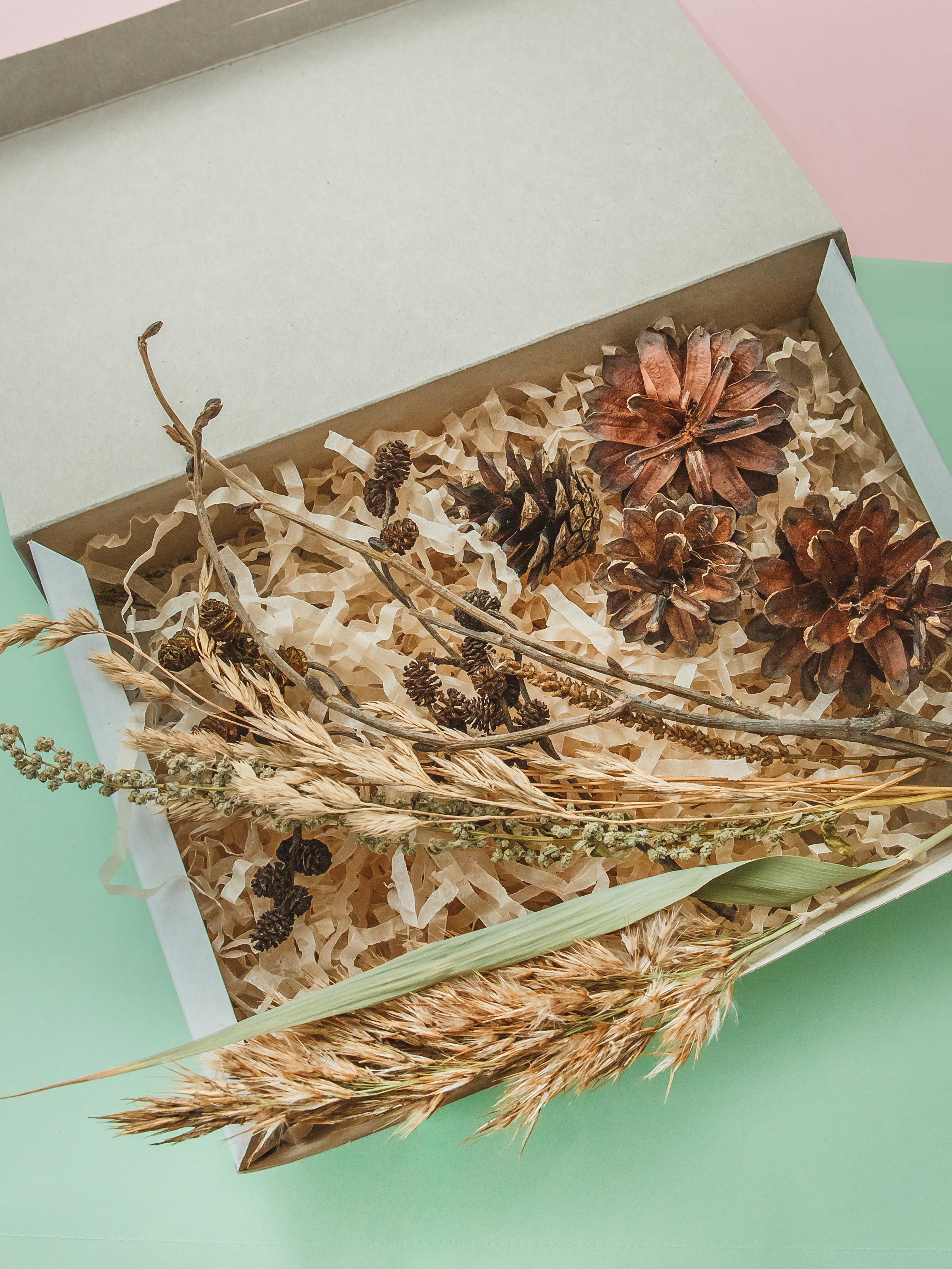 Сухая трава,хэндмей,набор для подарка.фото подарков  на фоне,сухая трава и шишки для подарков