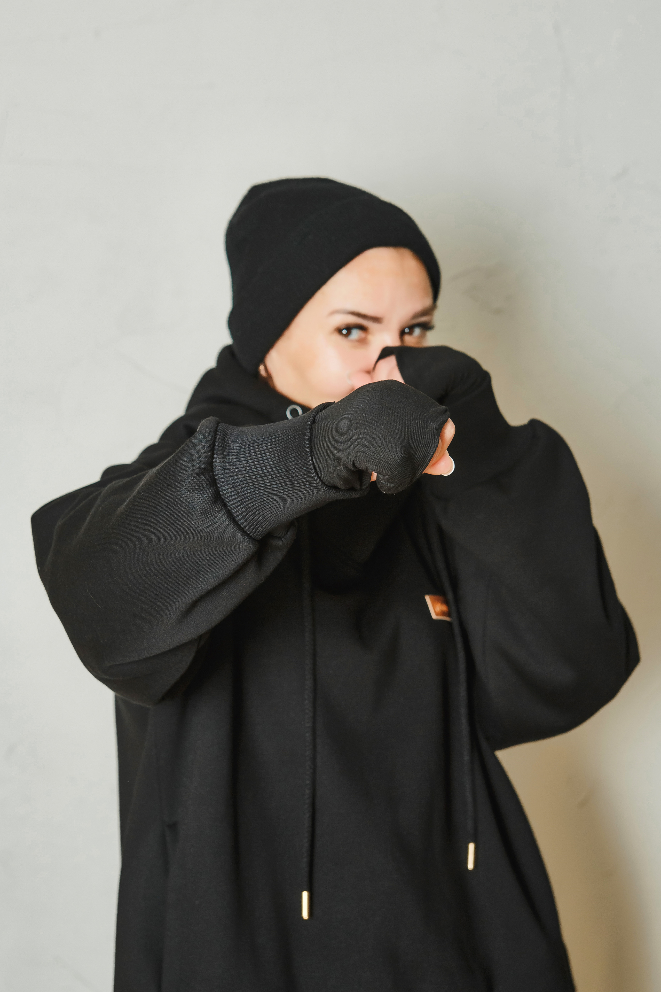 Девушка в костюме собственного бренда и пошива от своего имени