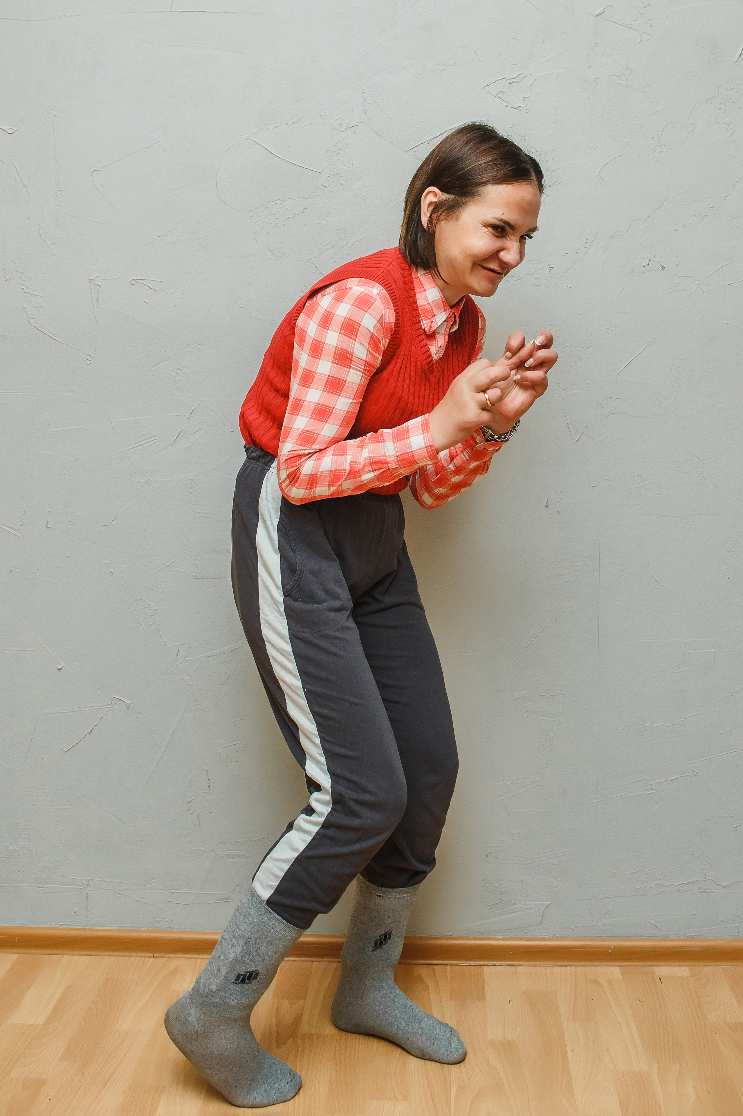 Красная рубашка и жилетка на блогере коммунальщица 