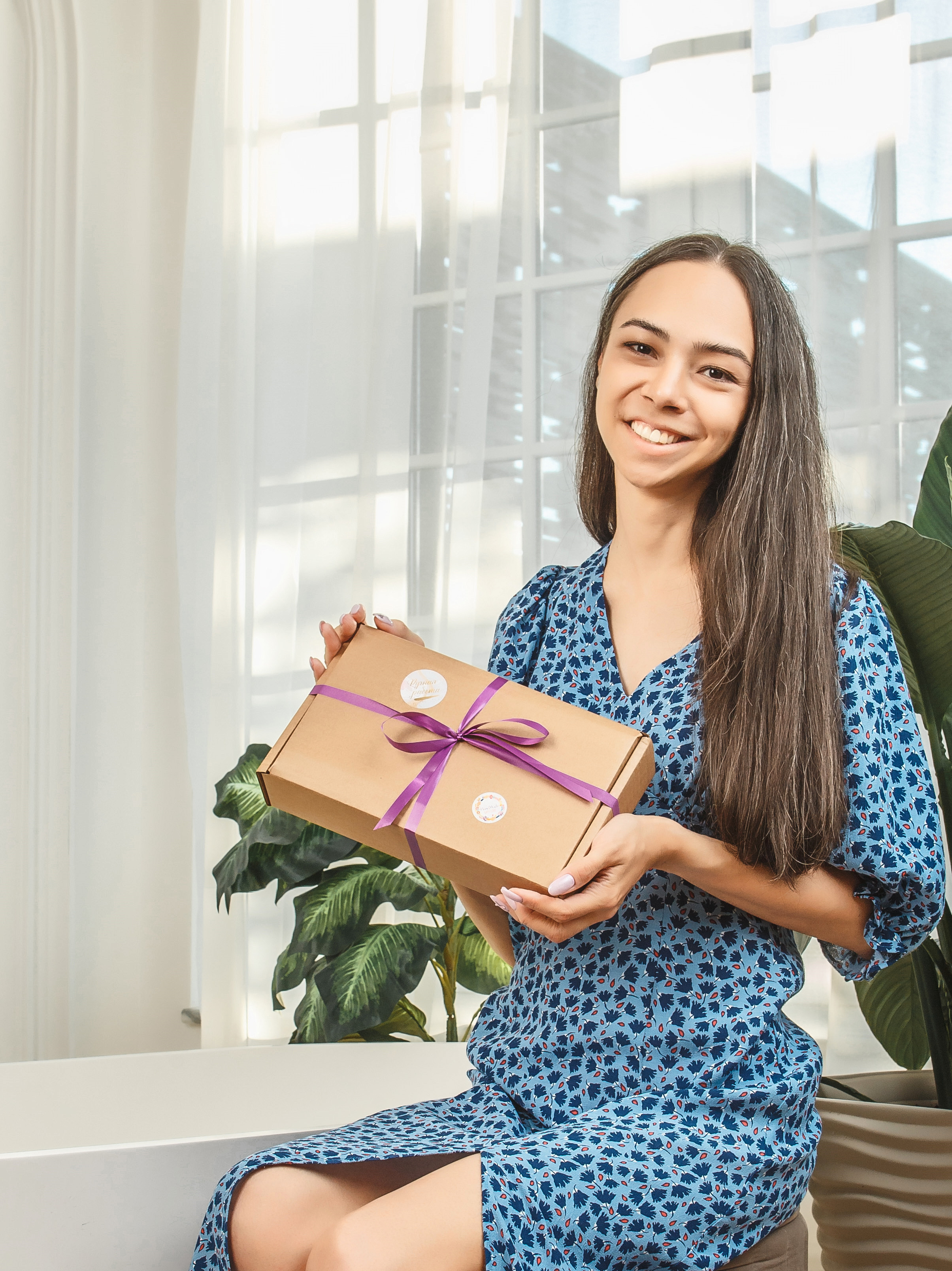 Студия с девушкой в платье с подарком в руках