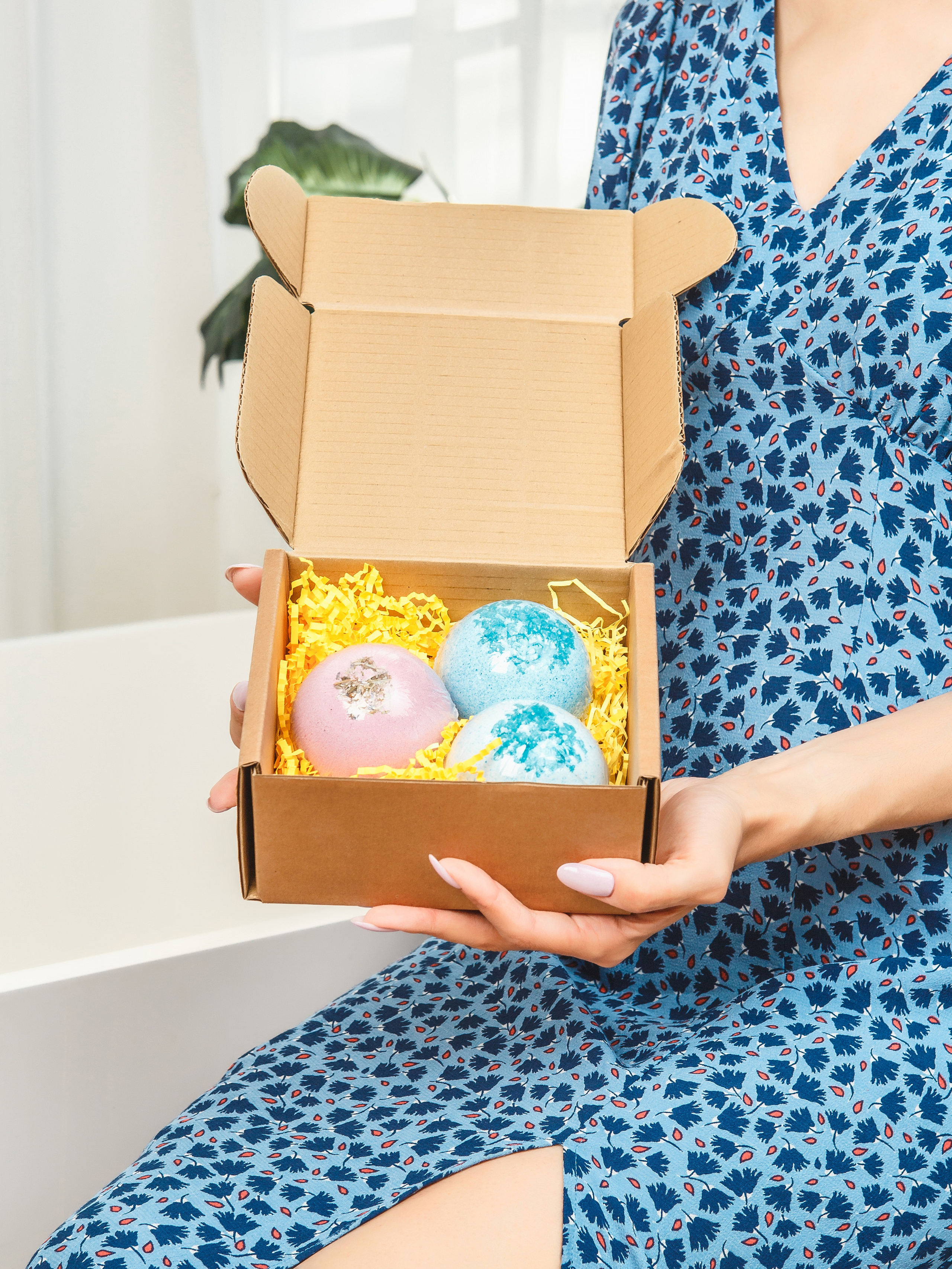 Фото девушки рекламирующею ароматизированные бомбочки для ванной