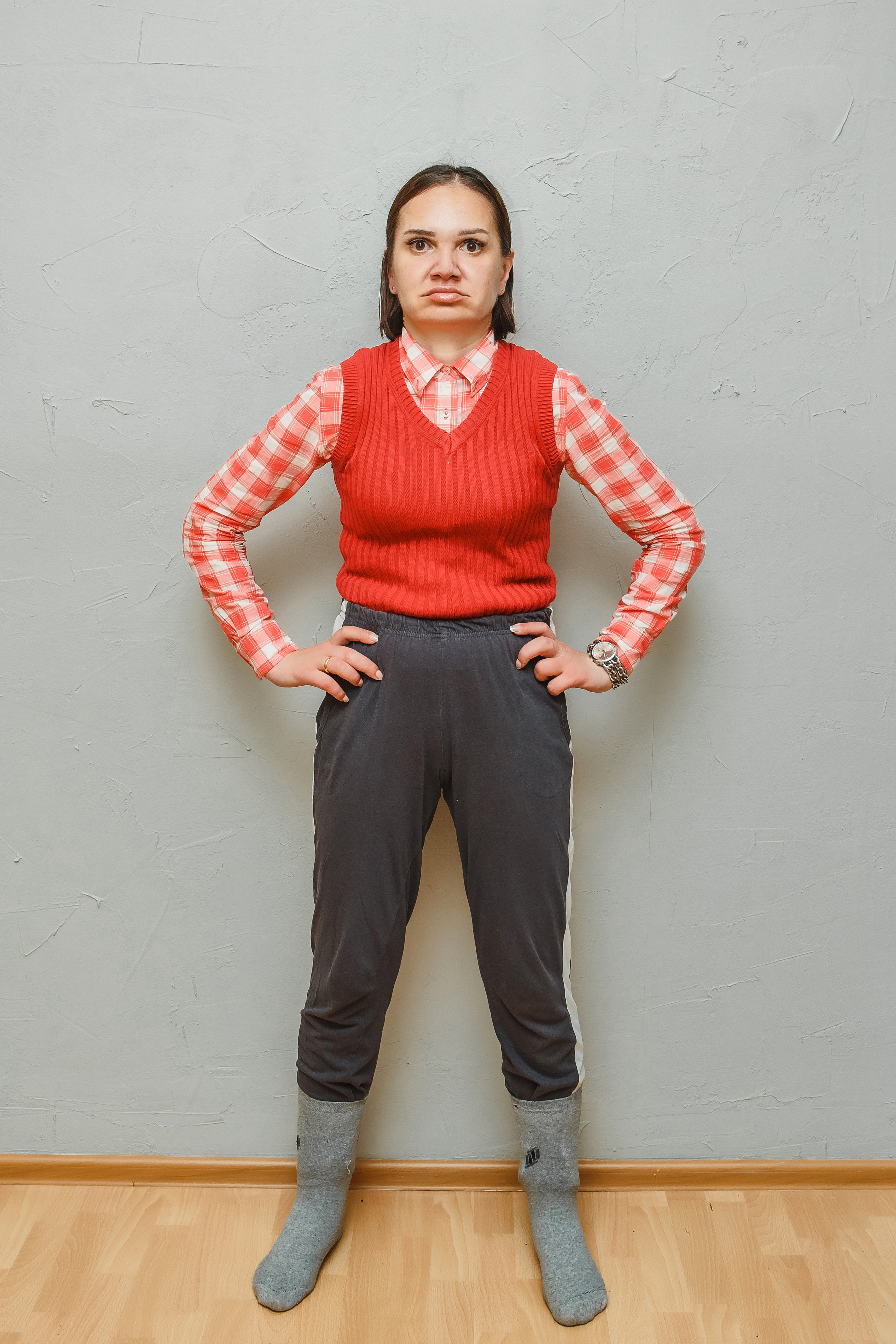 Рубашка жилетка треники и носки на девушке блогере