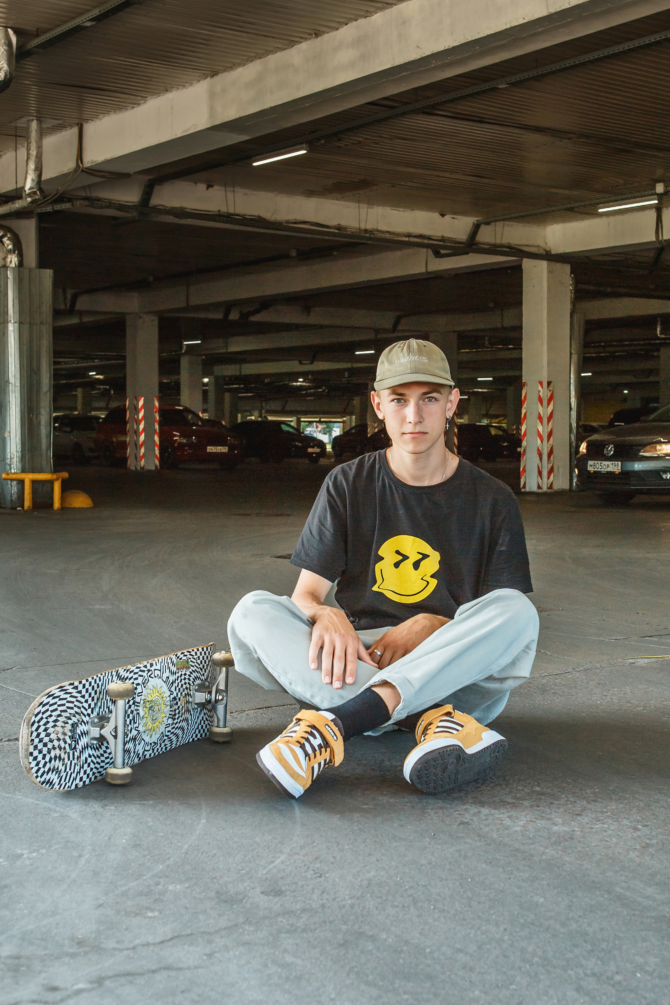 Скейт,гараж,юность-парень позирует