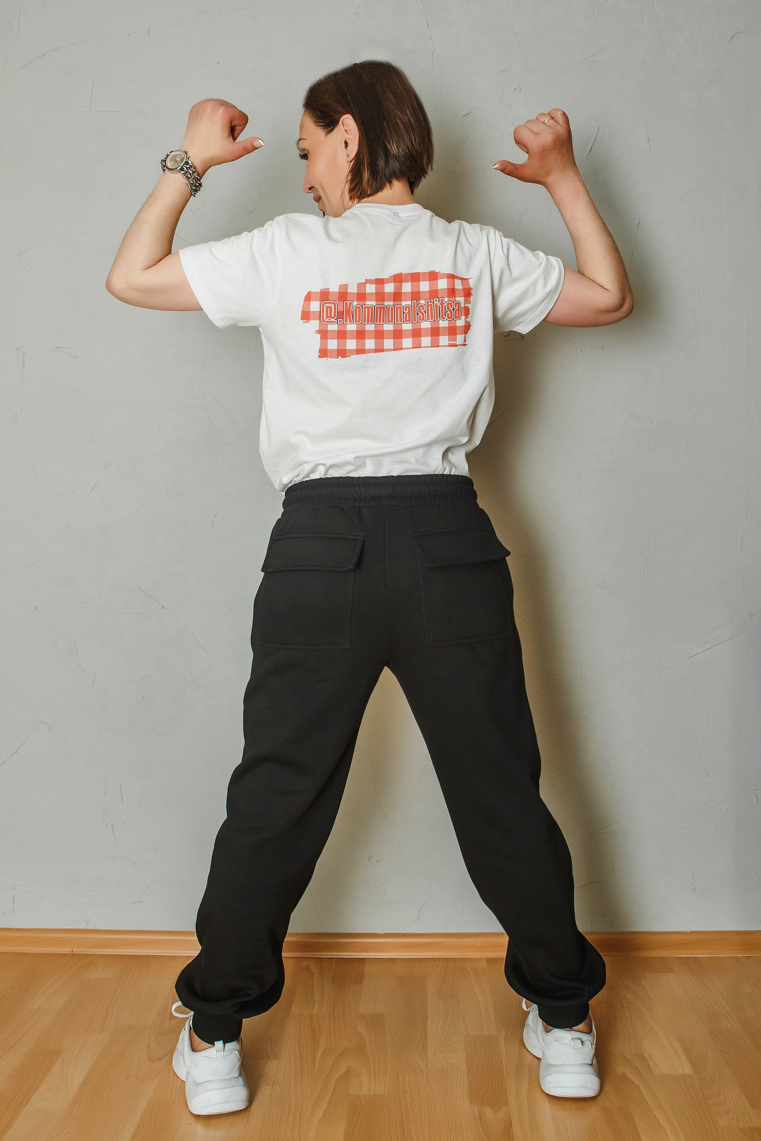 Девушка блогер рекламирует свой бренд одежды на себе