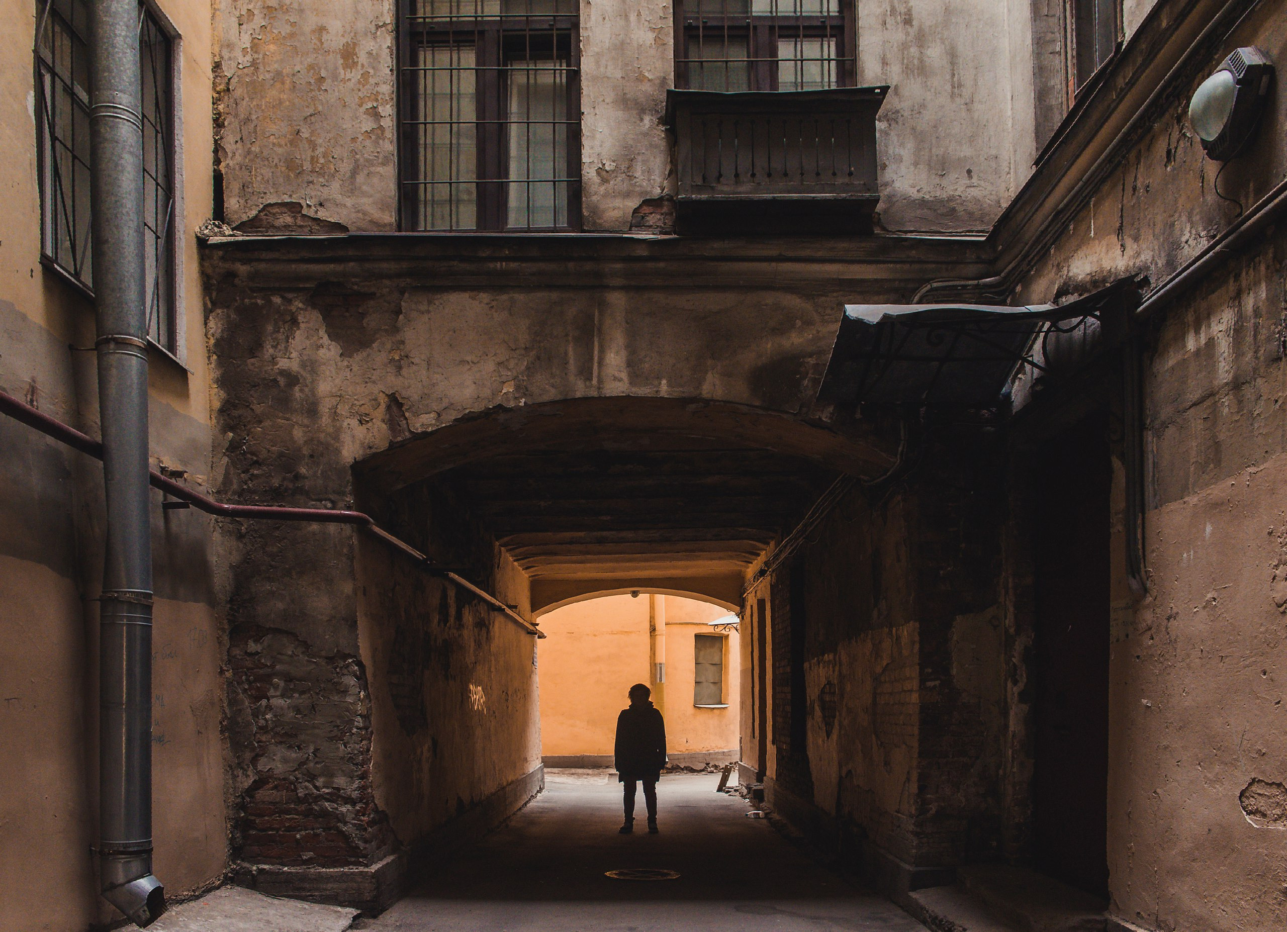 Дворы арки старые дома и колодцы Петербурга