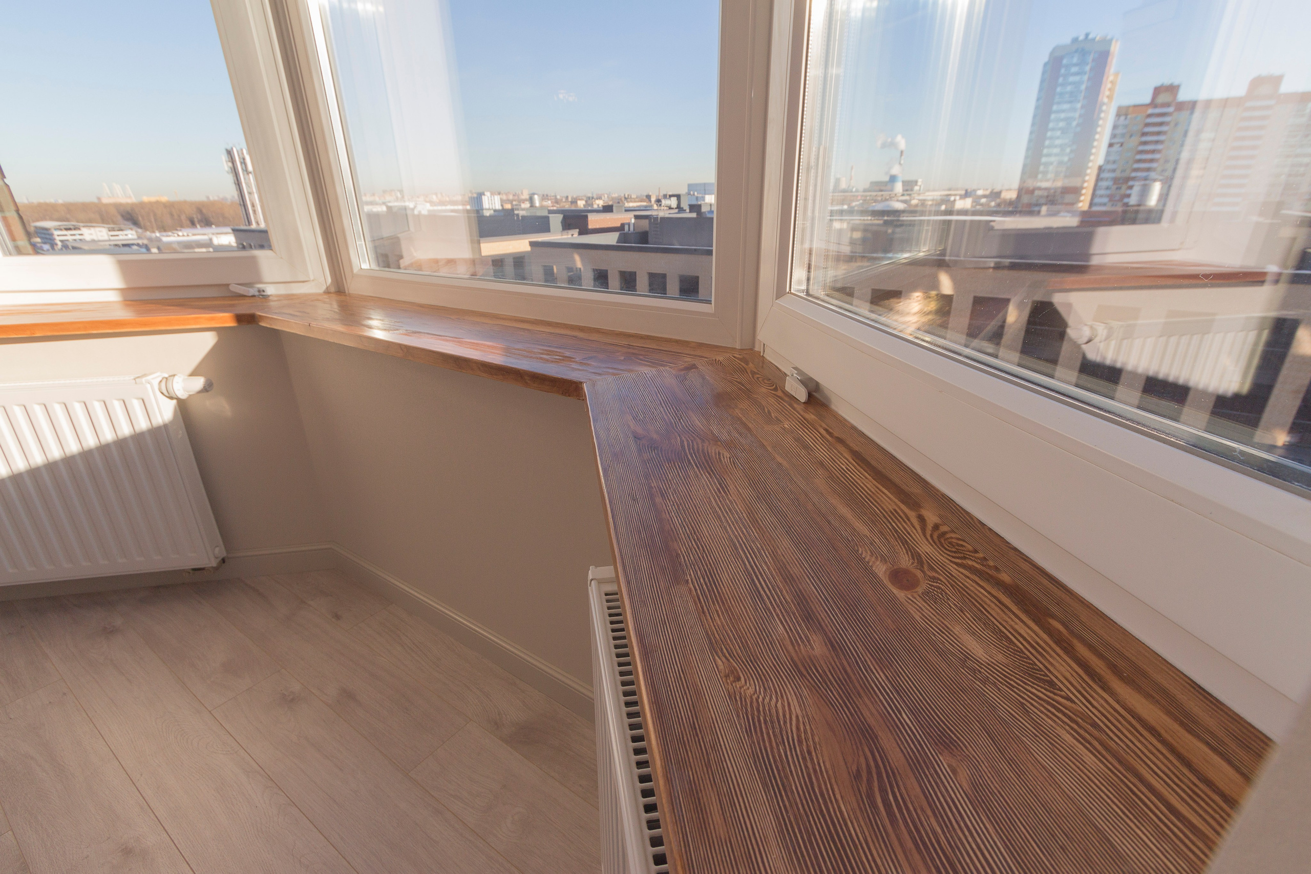 Деревянный подоконник в эркере