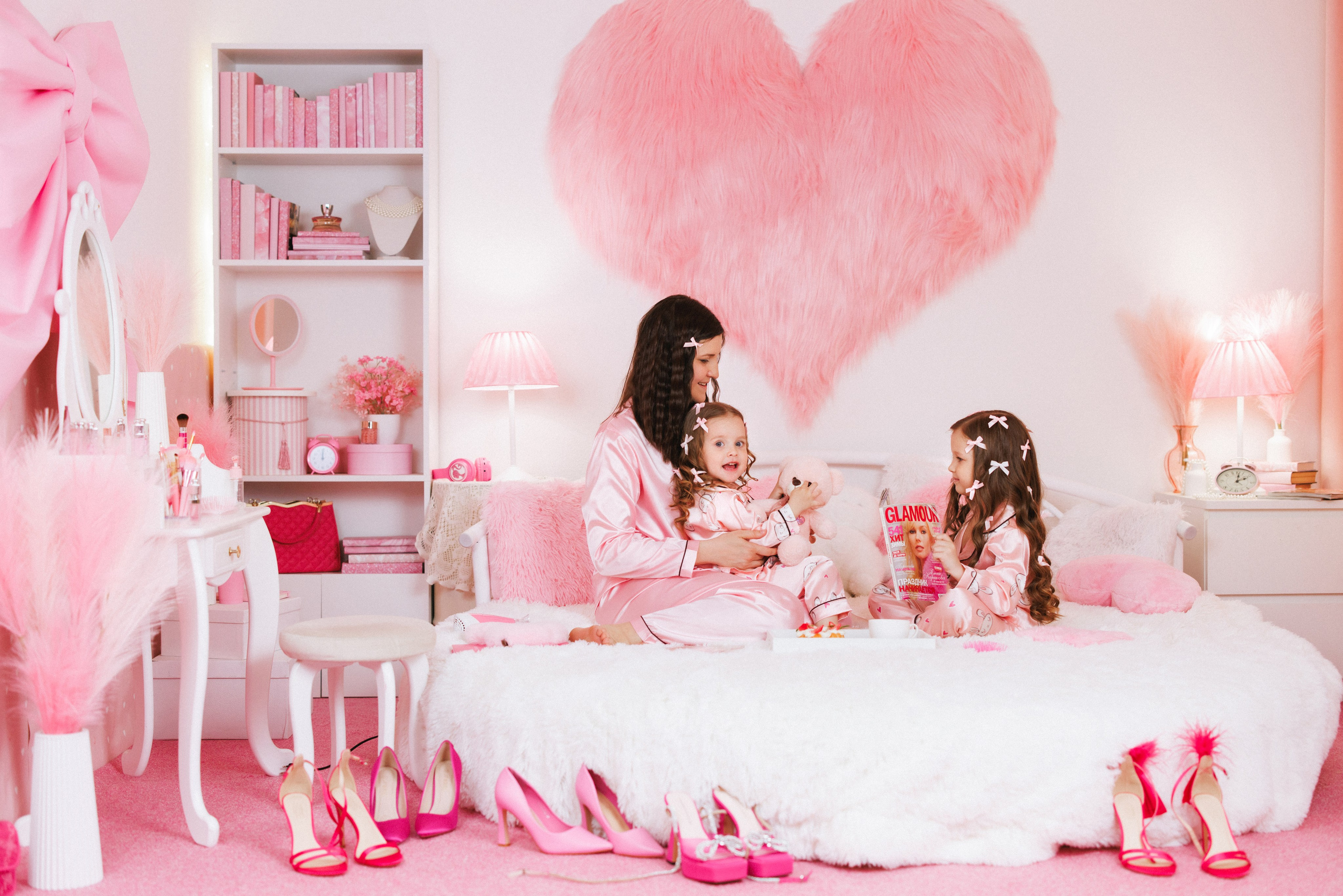 Фотосессия для девочек в интерьере розовой комнаты. Семейный и детский фотограф в Краснодаре Анна Трашкова