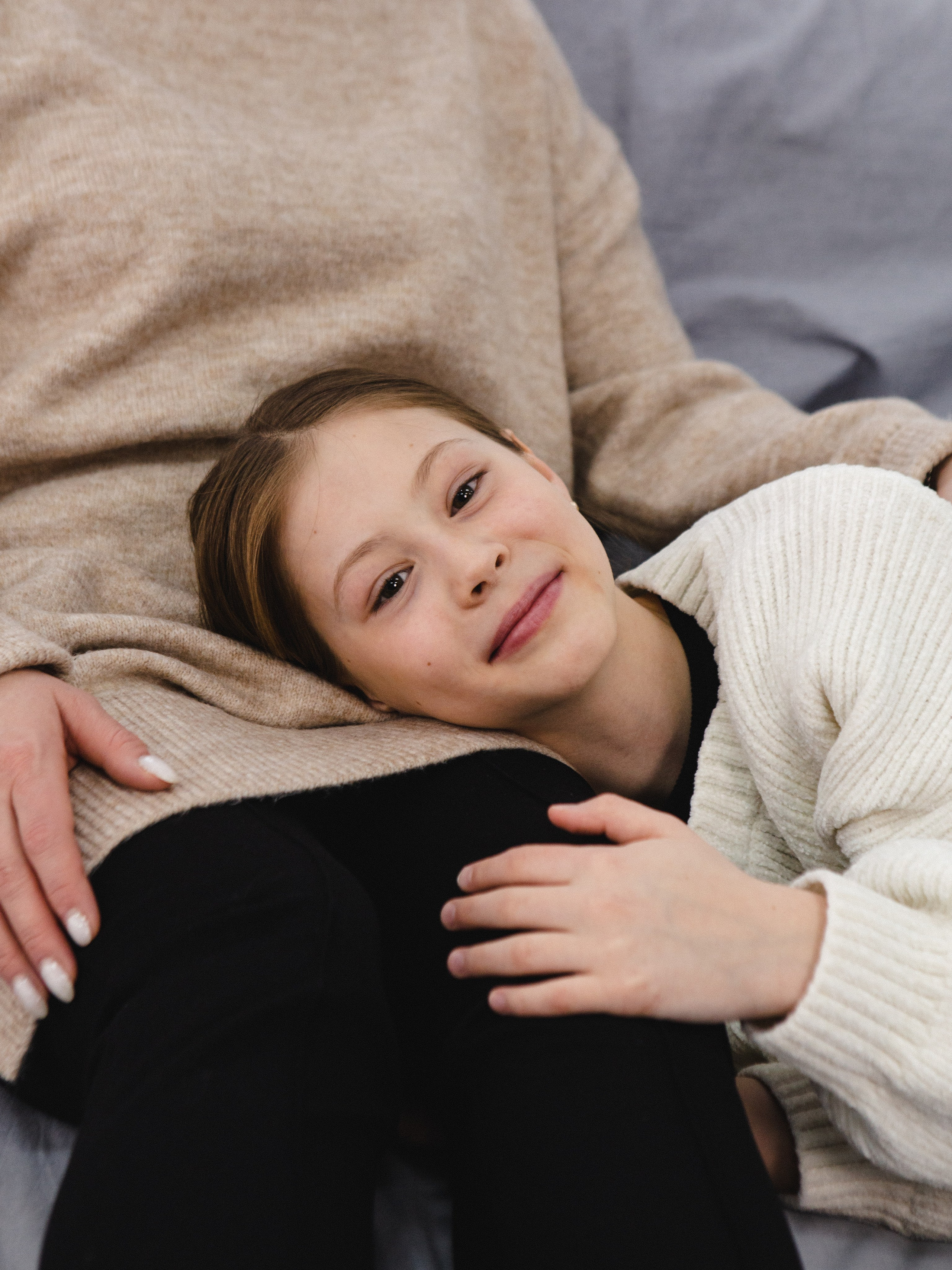 Фотосессия мамы с дочерями в минималистичной фотостудии Челябинска. Свадебный фотограф Челябинск Зиненко Виктория