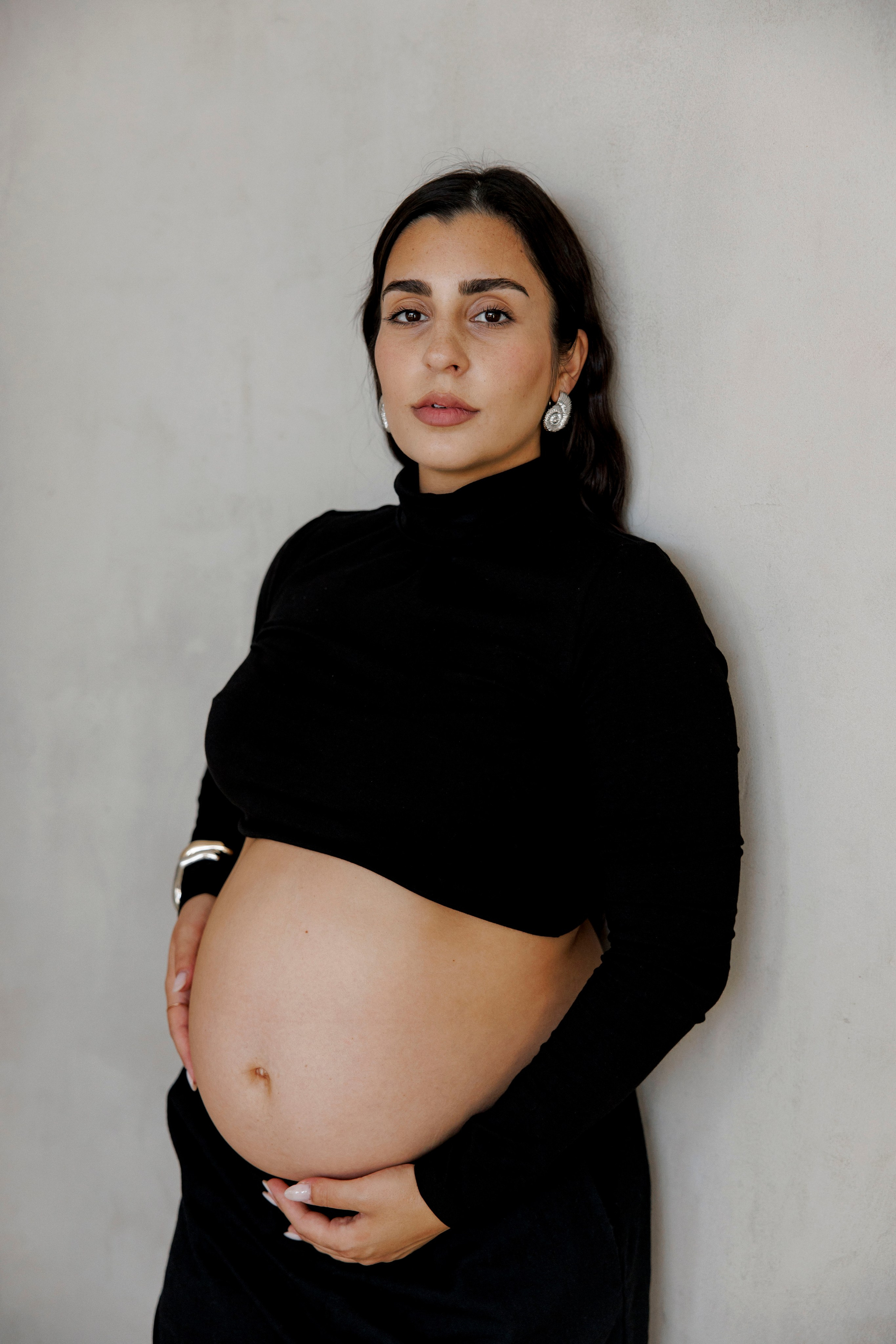 Pregnancy photoshoot inside the Grey Studio. Главная